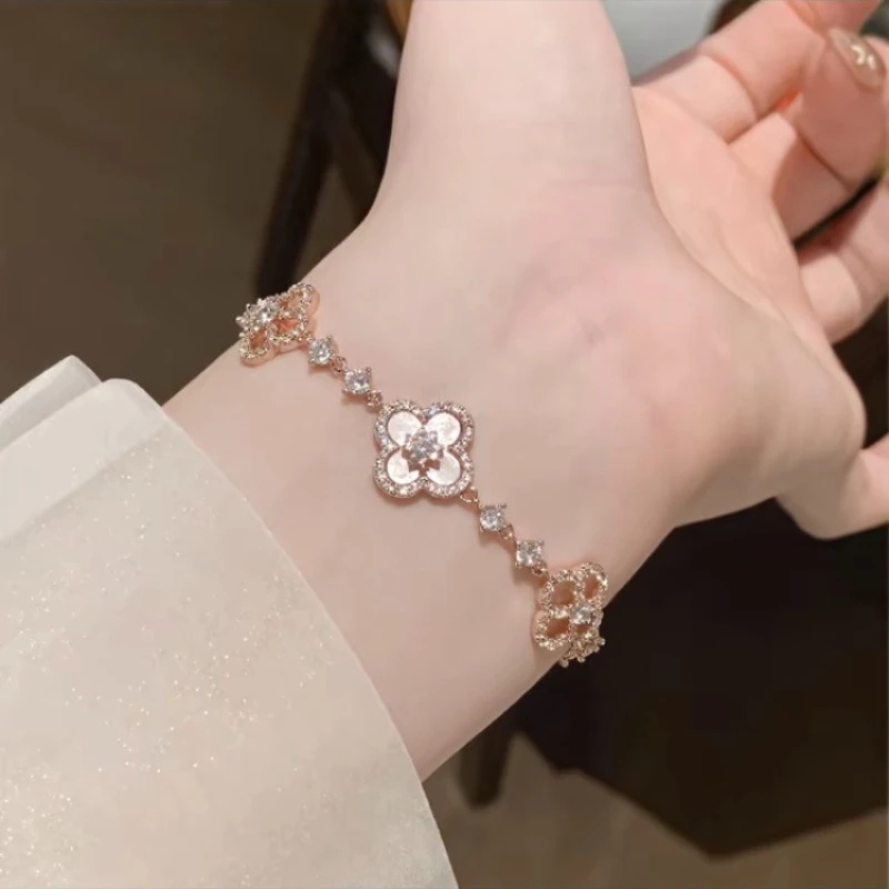 

Sweet Cherry Vintage Pink Mother-of-Pearl Four-Leaf Clover Bracelet with Micro-Zirconia Inlay and Cutout Gift Jewelry for Women
