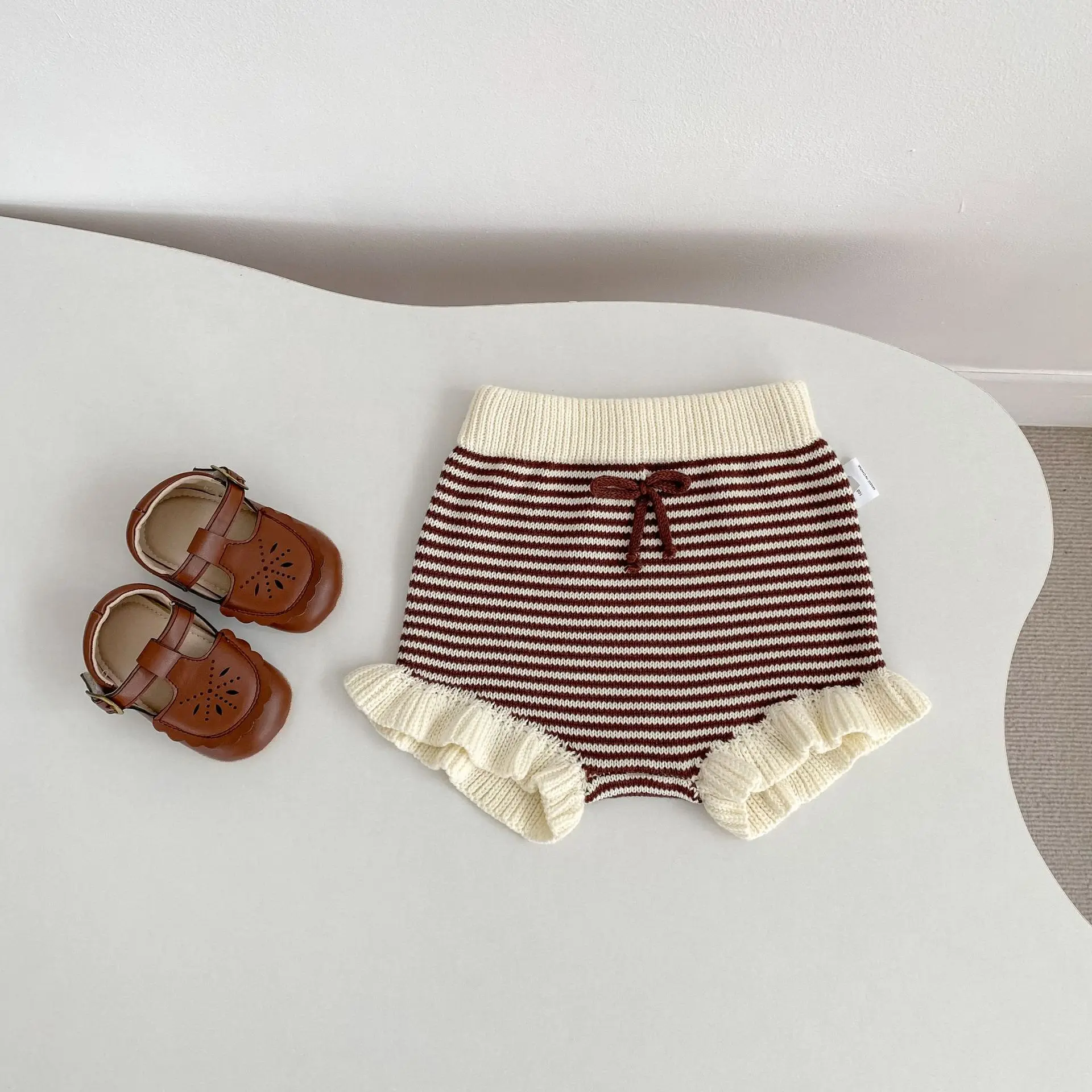 

0-3 years old autumn and winter new baby clothing, cute brown striped knitted shorts, lace shorts