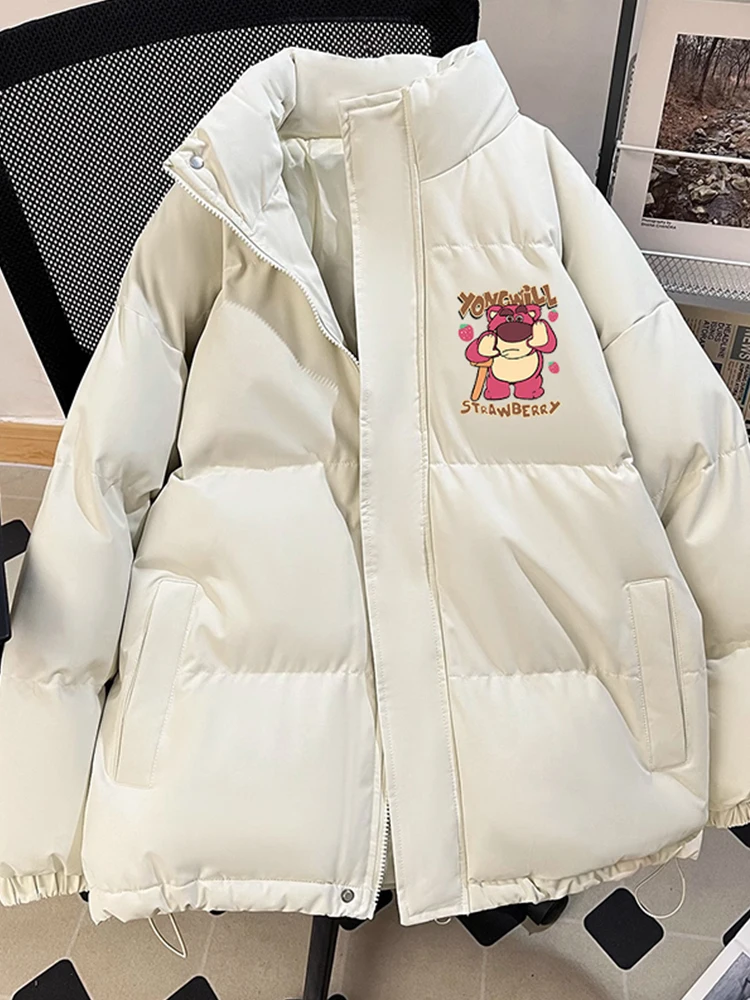 سترة ديزني المبطنة بالقطن على شكل دب الفراولة سميكة ودافئة في الخريف والشتاء سترة فضفاضة كبيرة الحجم مكدسة بالقطن.