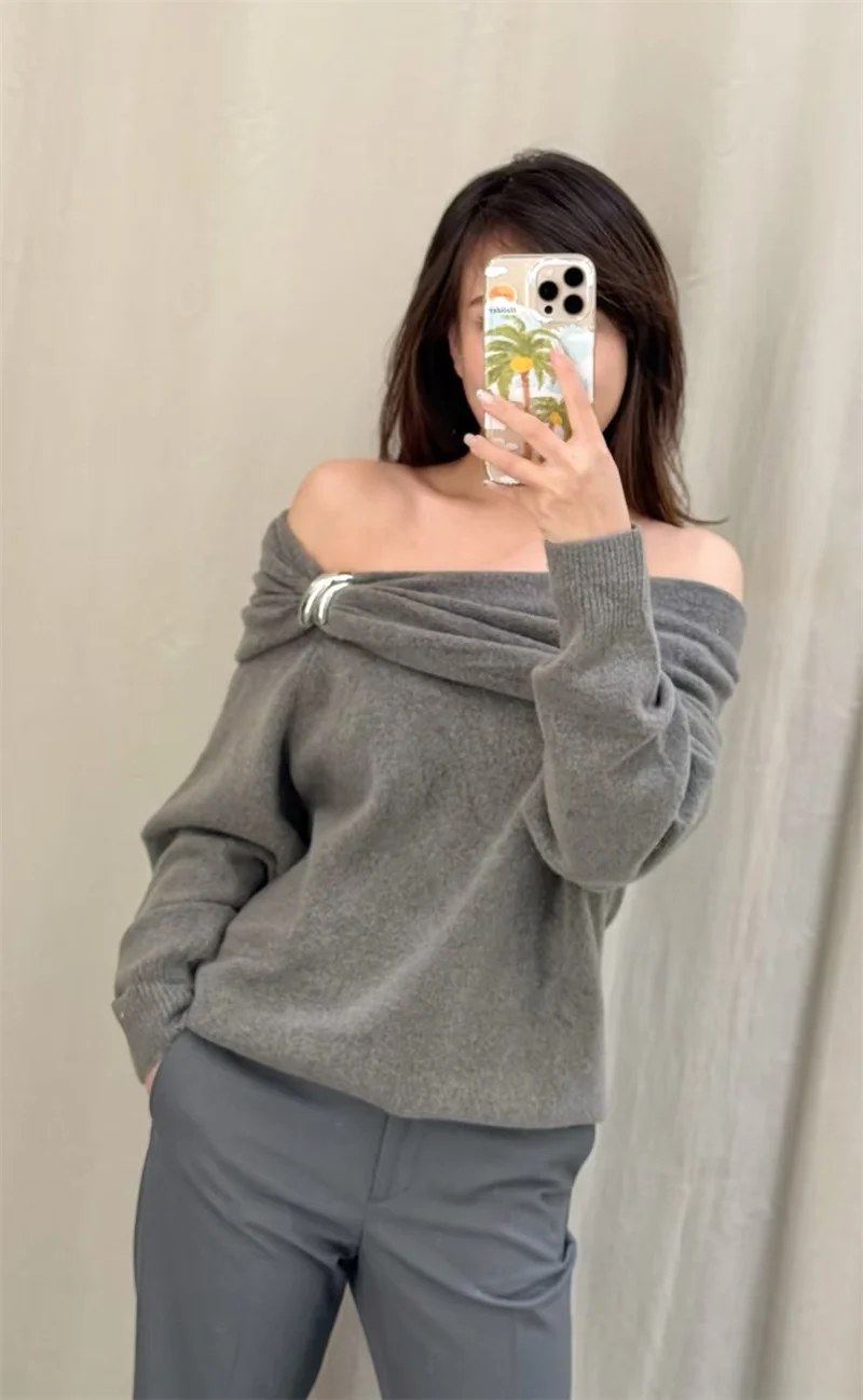 توب نسائي لخريف 2025 وصل حديثًا بلوفر رمادي بأكمام طويلة مكشوف الأكتاف مزين بالمعدن بلوفر متماسك مثير فريد من نوعه
