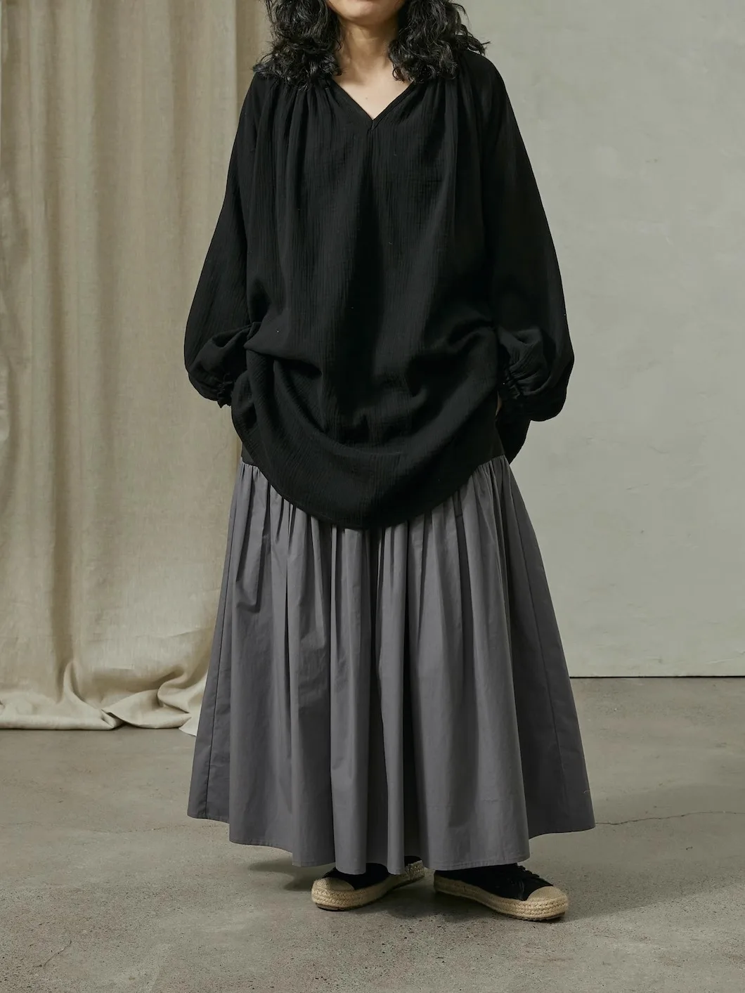 

Хлопковая футболка Tendblank с двойным слоем, простым V-образным вырезом, свободного кроя, с драпированным низом, длинными рукавами, средней длины, в художественном стиле