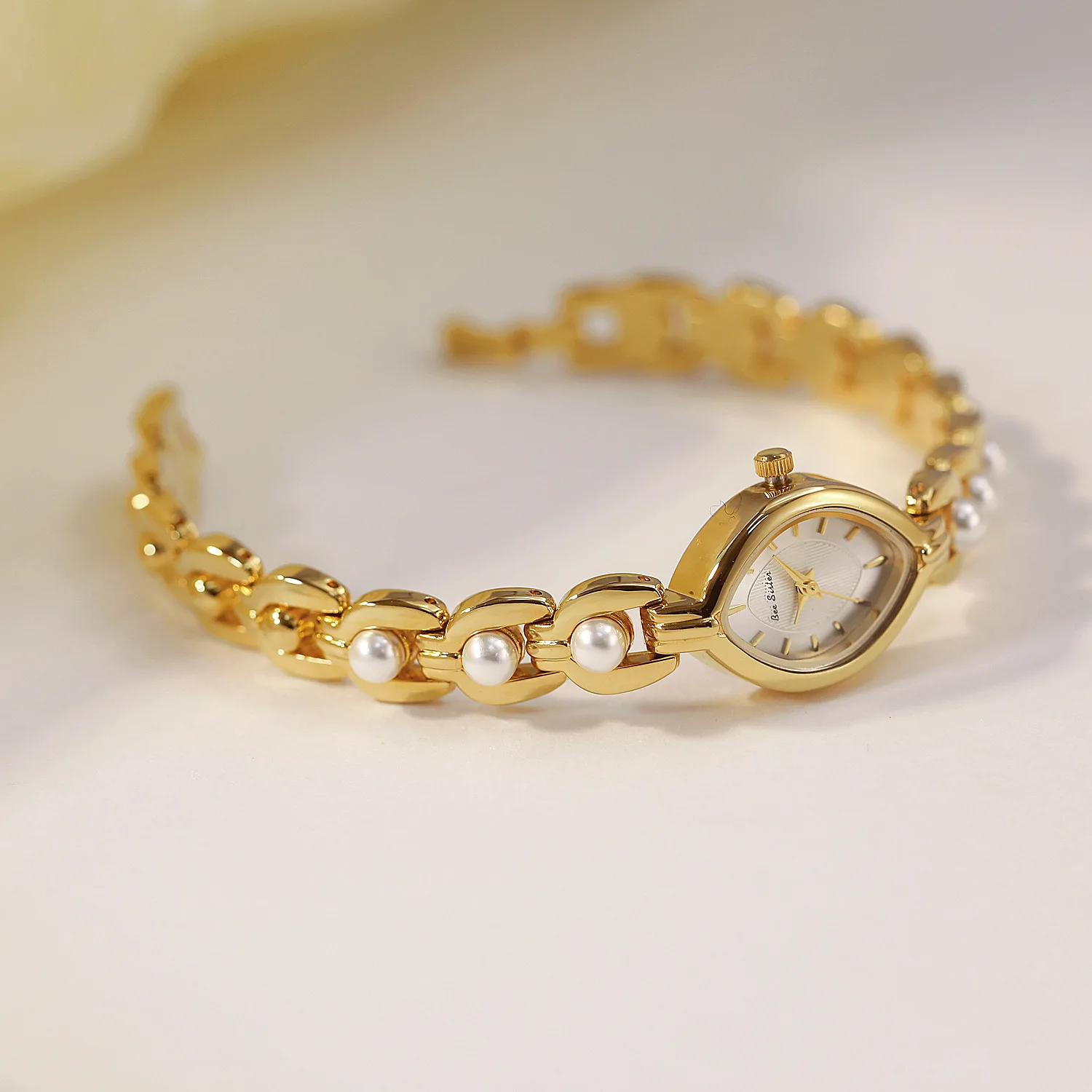 Новые роскошные золотые женские кварцевые часы, модные элегантные водонепроницаемые часы-браслет для женщин, женские часы с золотым маленьким циферблатом