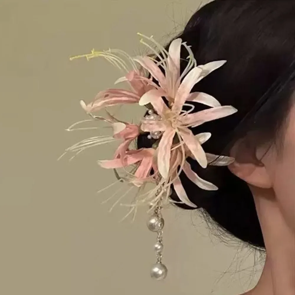 

Заколки для волос с красным пауком и цветком лилии, романтические подходящие каникулы, пляжные вечеринки, заколки с искусственными цветами, заколка с жемчужной кисточкой, боковая заколка