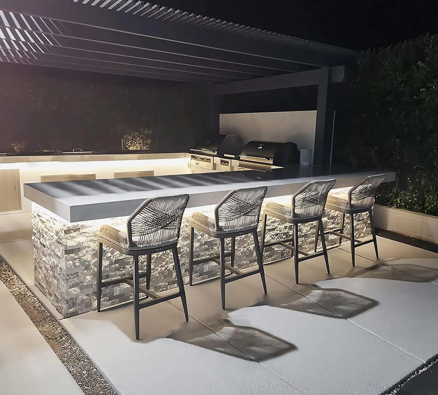 

Набор из 4-х плетеных алюминиевых современных барных стульев со спинкой и подлокотниками для патио, балкона, бассейна