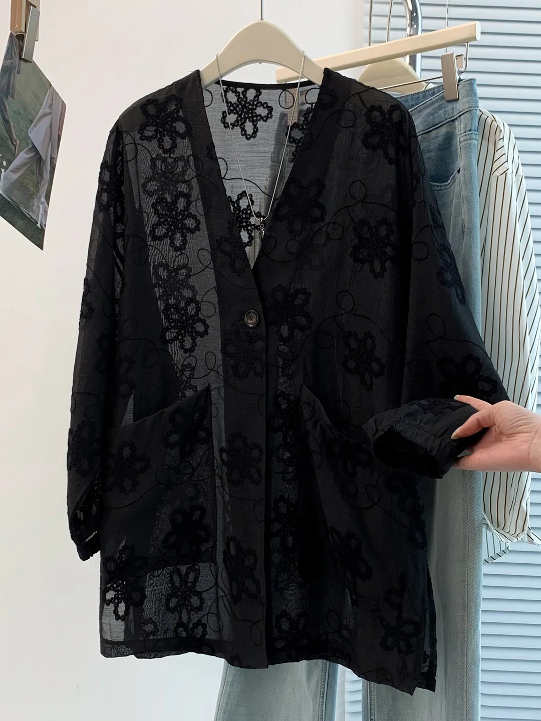 Elegant Heavy Embroidery V-Neck Sleeveless Jacket Women Summer New Lightweight Luxury Decorative Pocket Decoration Top