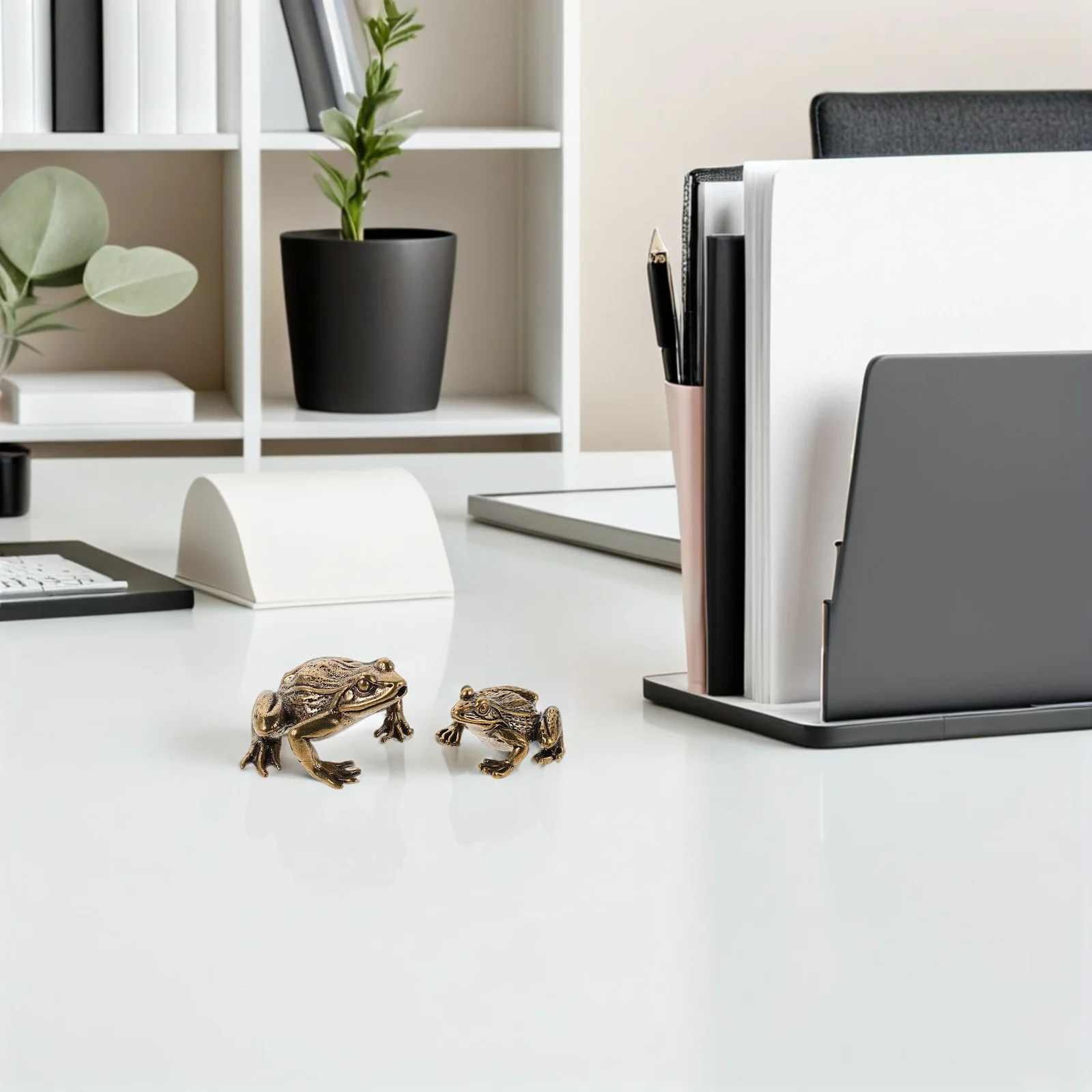 

2Pcs Mini Vintage Brass Toad Statue Retro Style Feng Shui Desktop Frog Sculpture Prosperity Animal Sculpture Table Decoration