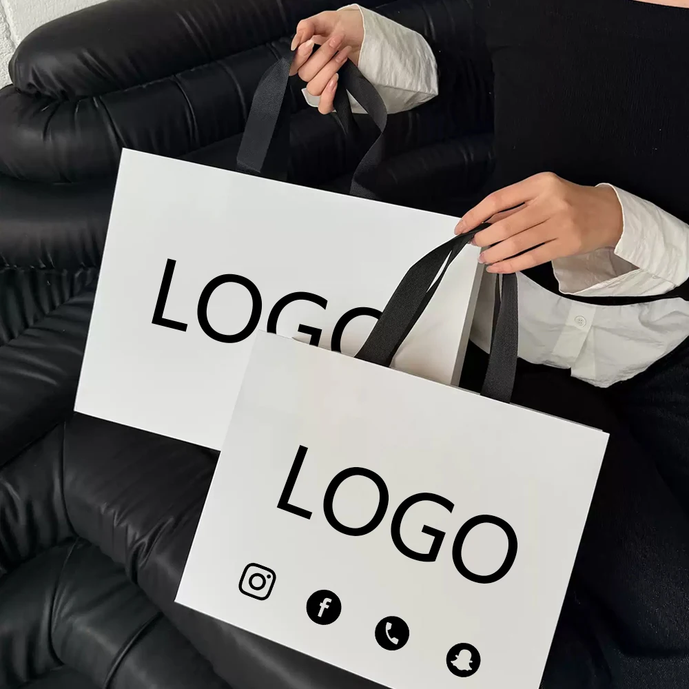 

50 шт. бумажный подарочный пакет с логотипом на ручке с принтом логотипа на одной стороне, бумажные пакеты для рождественской вечеринки, свадьбы, бесплатный дизайн
