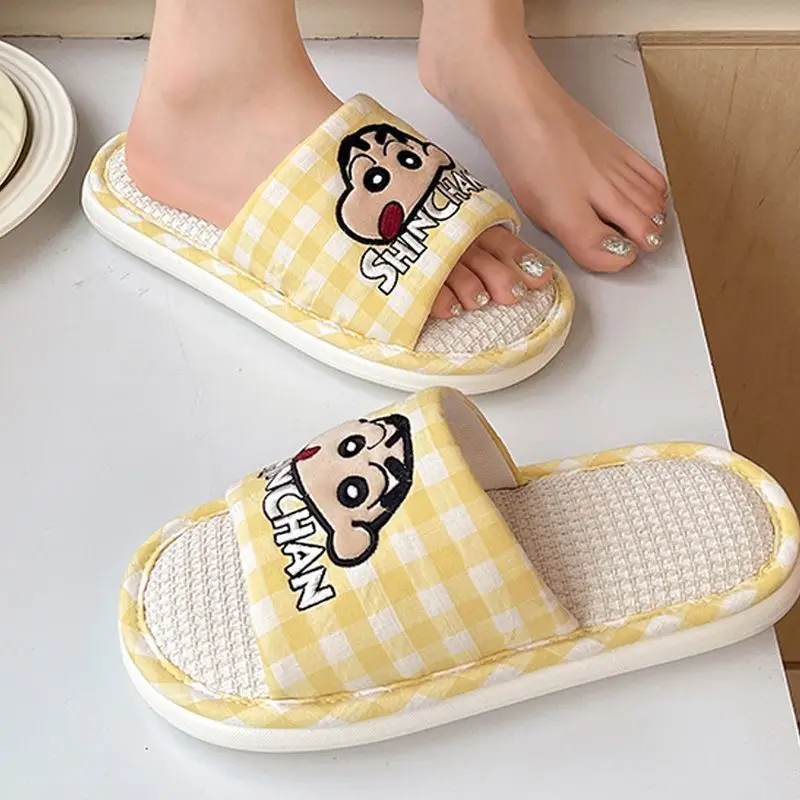 

Тапочки Crayon Shin-Chan из льна, унисекс, милые хлопковые тапочки для студентов, весенне-летние, для дома, мягкие, подарок на фестиваль, аниме, кавайные