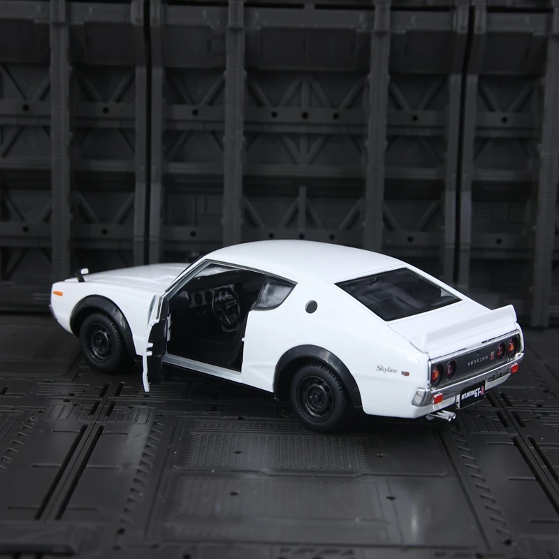 Maisto 1:24 simulatie 1973 Nissan Skyline 2000GT-R legering automodel statische ornamentcollectie, deur kan worden geopend