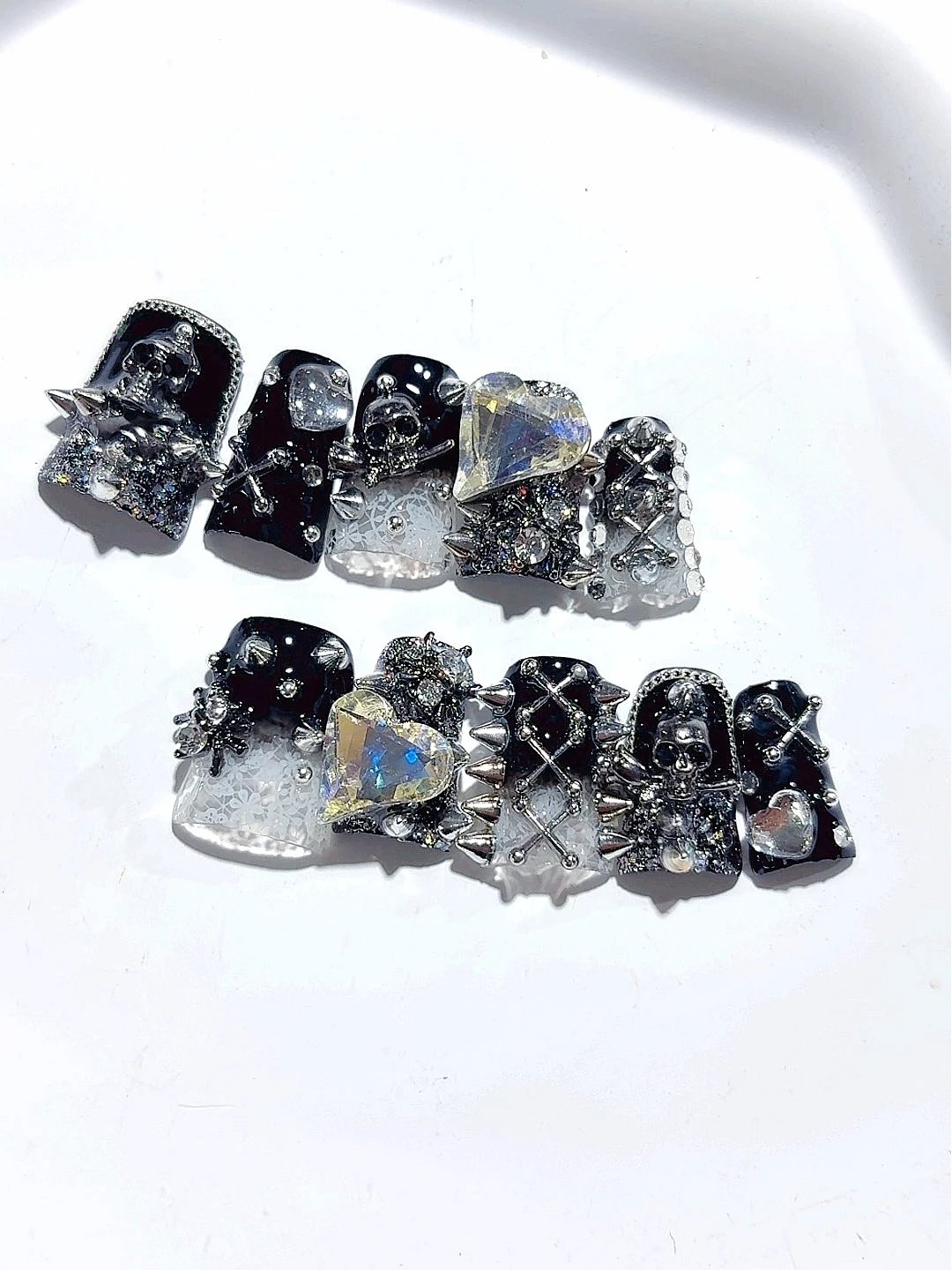 Gothic Punk Skull Strass Press-On Nails – Einzigartige quadratische Kunstnägel (L274)