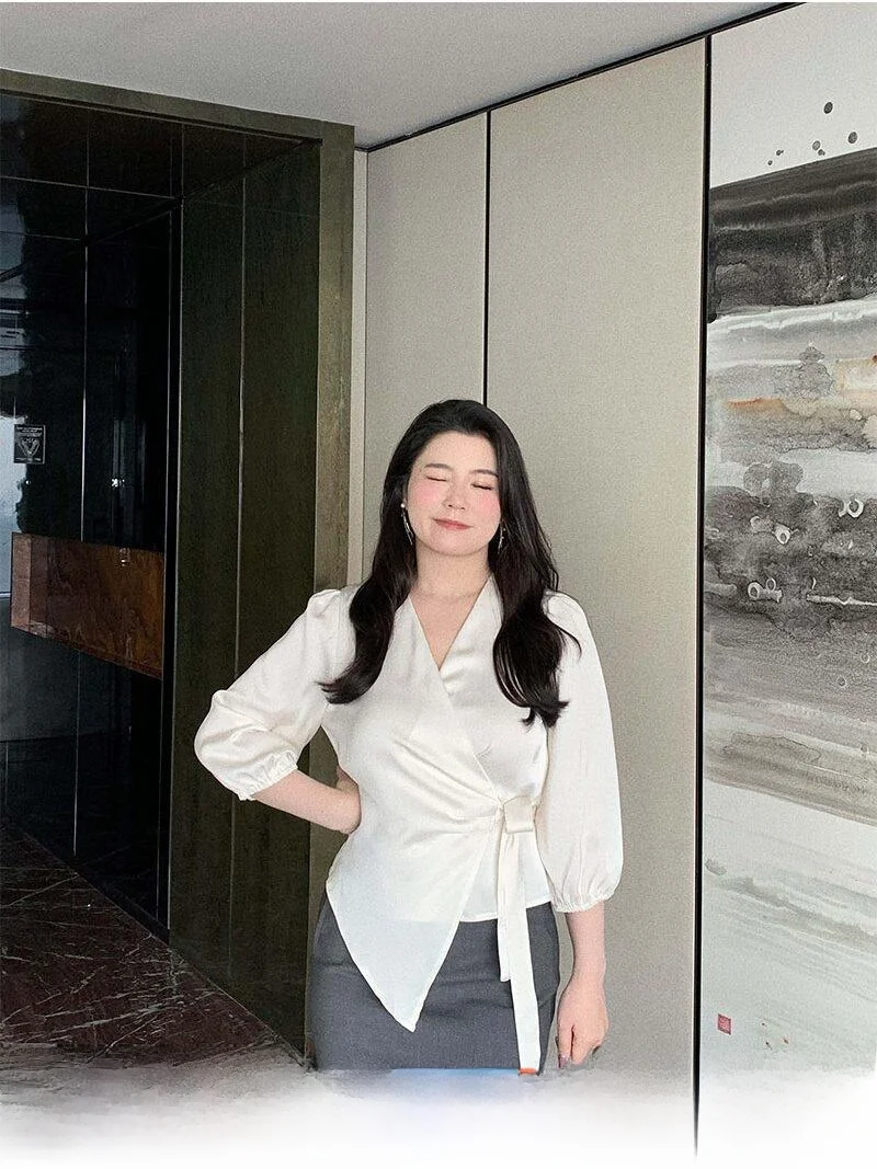 

Новая шелковая блузка большого размера с V-образным вырезом, поясом, легкая, для зрелых женщин, весна-осень, в корейском стиле, приталенная, для повседневной носки