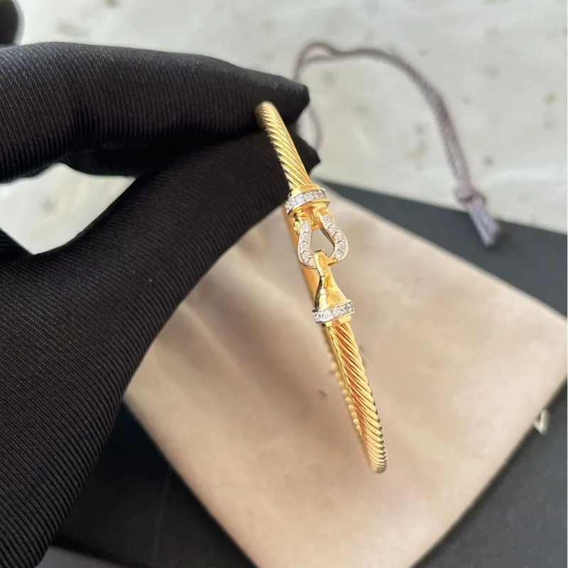 

Модный браслет с золотой пряжкой в форме подковы и стразами