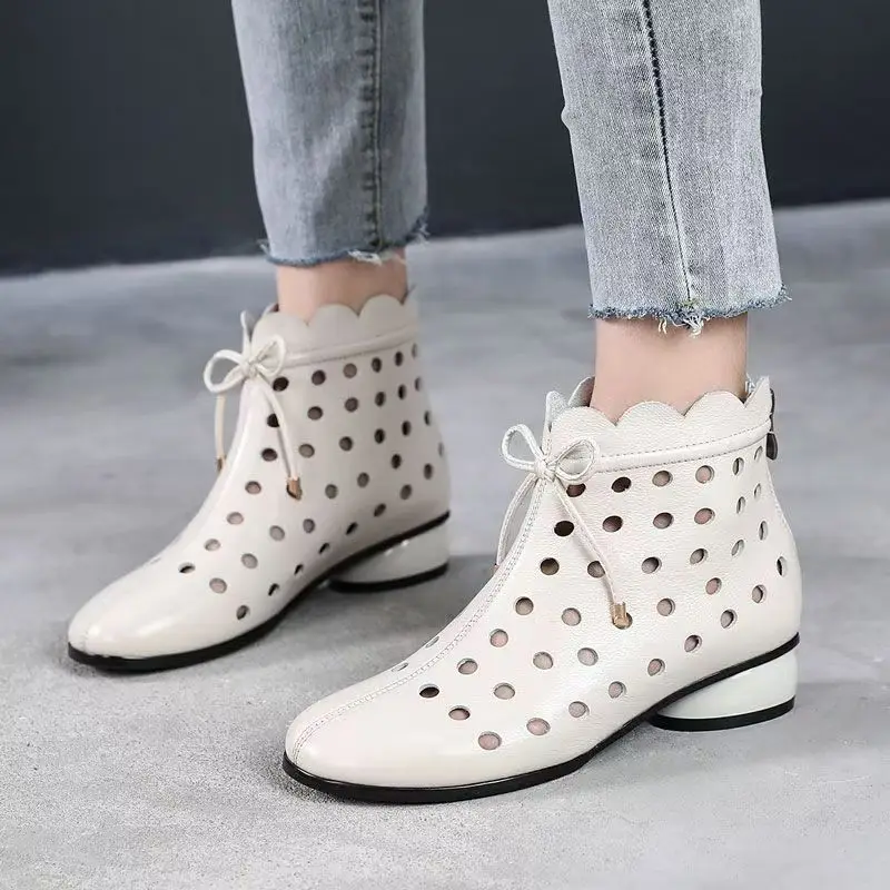 Botas de tobillo de cuero genuino para mujer, talla grande, tacón bajo, frescas, para primavera y verano, nuevas, con suela suave, punta redonda, huecas, de caña alta, estilo cave.