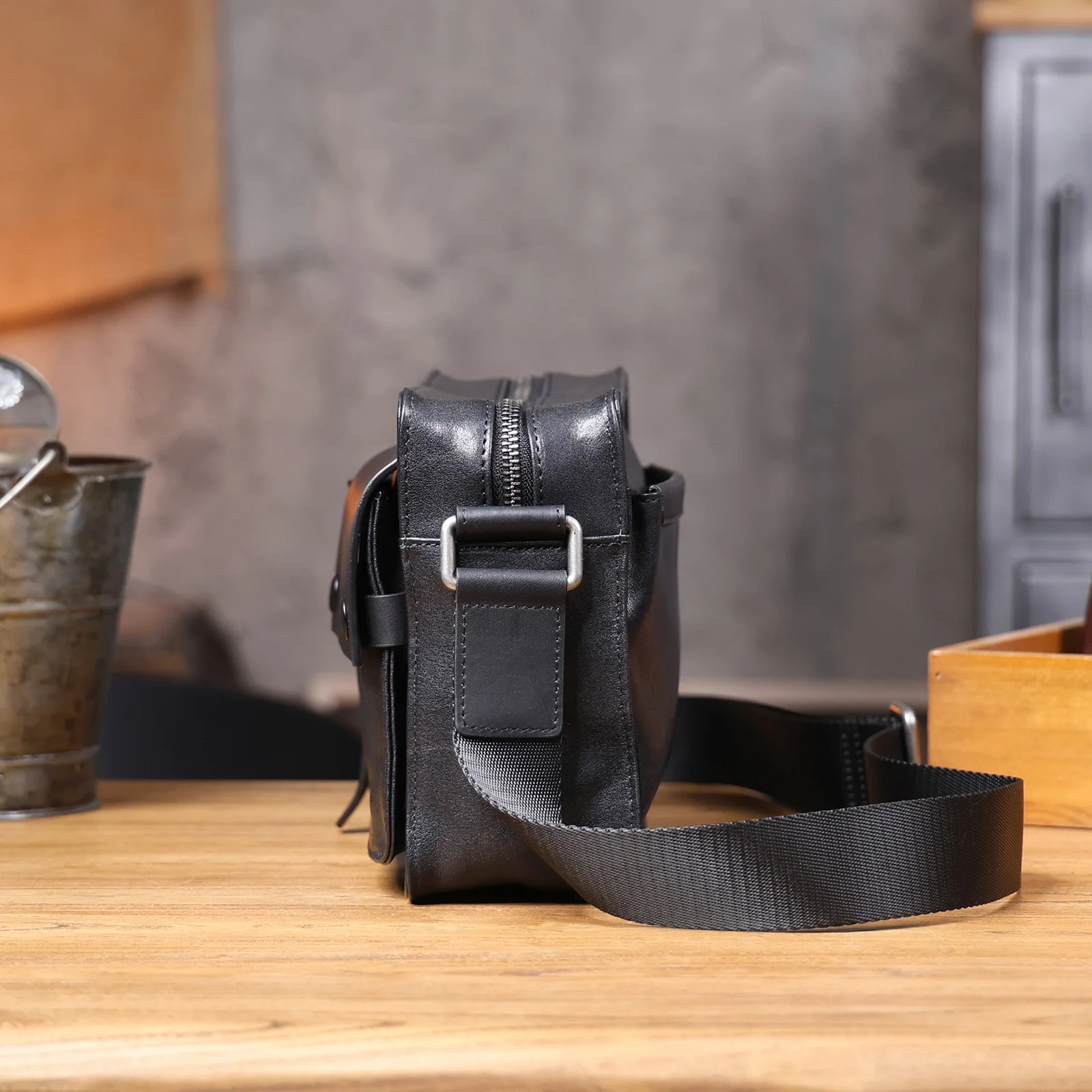 Oberschicht aus pflanzlich gegerbtem Echtleder, Herren-Umhängetasche, Crossbody-Tasche, lässiger, modischer, minimalistischer Stil – Detail 8