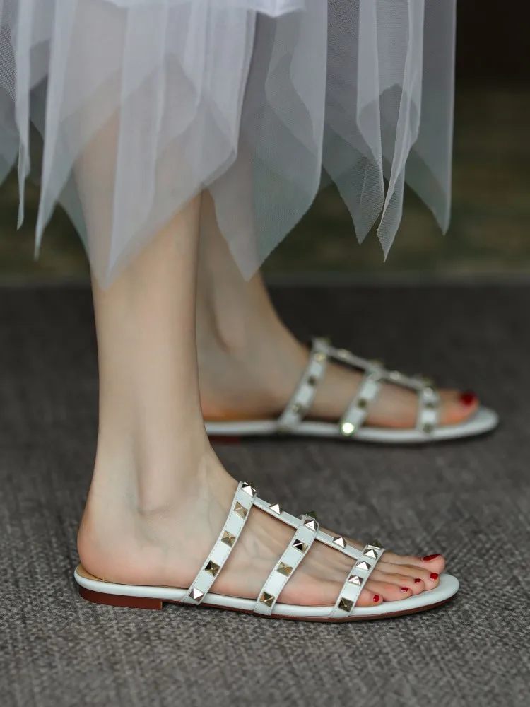 

2025 г. Сандалии на плоской подошве с заклепками. Женская уличная одежда. Ленивые тапочки из натуральной кожи. Универсальный тонкий ремешок. Женские туфли с открытым носком.