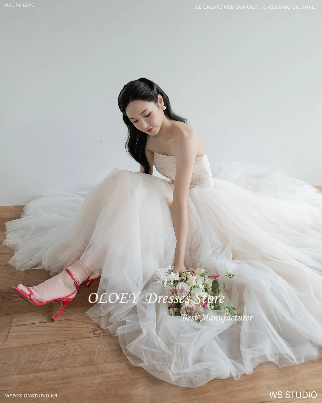 ชุดแต่งงาน OLOEY Korea แบบไร้สาย ผ้าทูลล์ทรงเอ เรียบหรู ชุดแต่งงานเรียบง่าย แต่งระบายช่วงคอสีงาช้าง สามารถสั่งตัดได้ สวยสง่างาม