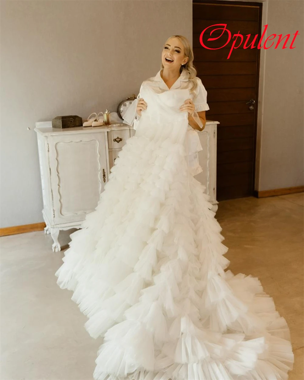 맞춤형 고품질 화이트 Tulle 웨딩 드레스 우아한 Strapless 스파게티 스트랩 신부 가운 채플 트레인 오픈 백 드레스