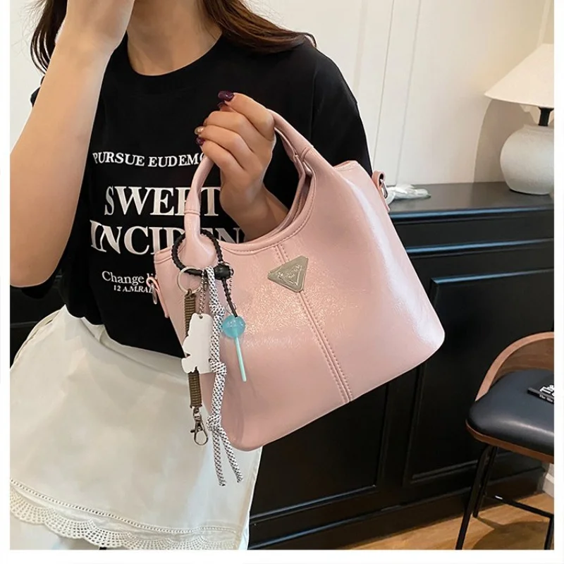 

Элегантная женская сумка через плечо из натуральной кожи с верхней застежкой-молнией для стильной безопасной переноски