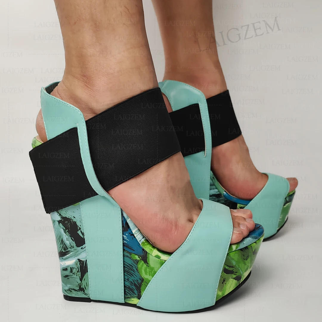 

LAIGZEM/женские туфли-лодочки на танкетке с эластичной лентой и разноцветным принтом, женские босоножки на высоком каблуке с открытым носком, женская обувь, большой размер 47