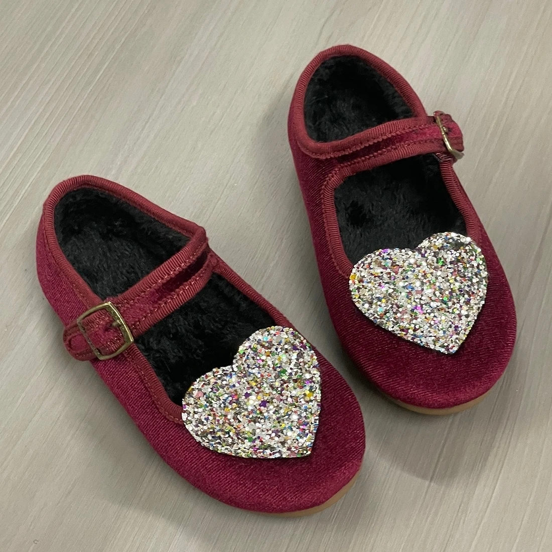 

Детские туфли Jinyu для девочек, бархатные, с плюшевыми сердечками, для танцев и выступлений на улице, с пряжкой