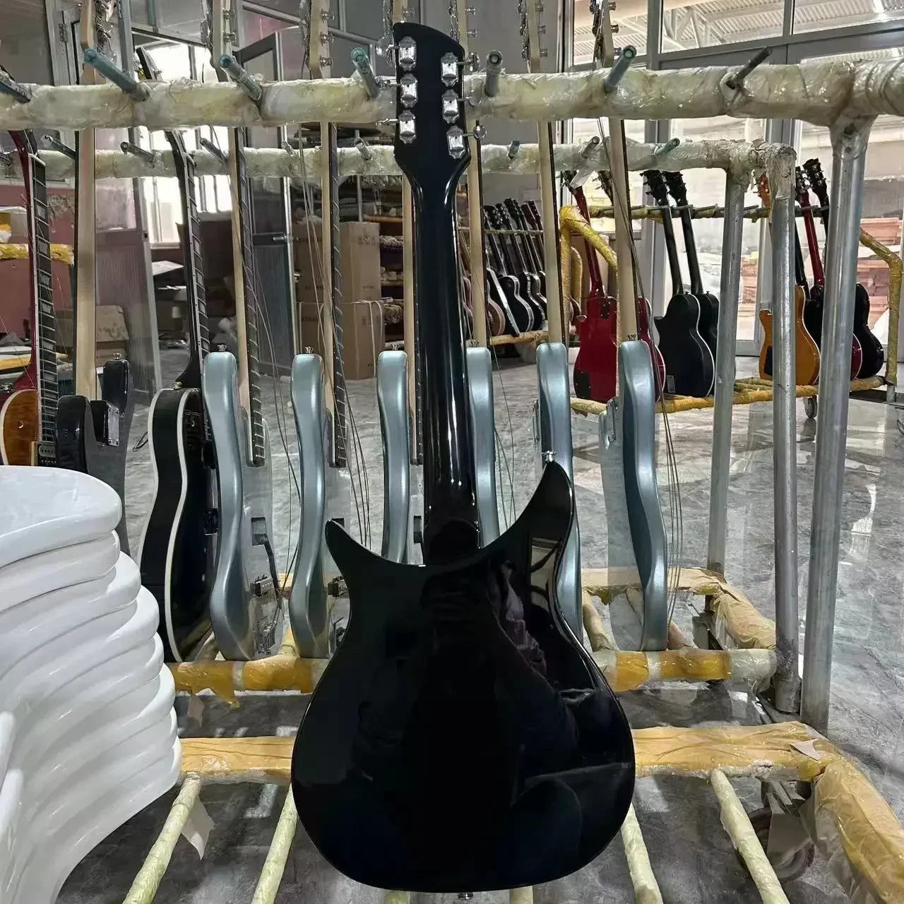 Chitarra elettrica Rickenbacker 325, colore nero, ponte del sistema Tremolo, tastiera in palissandro, corpo in tiglio, nave libera гитара