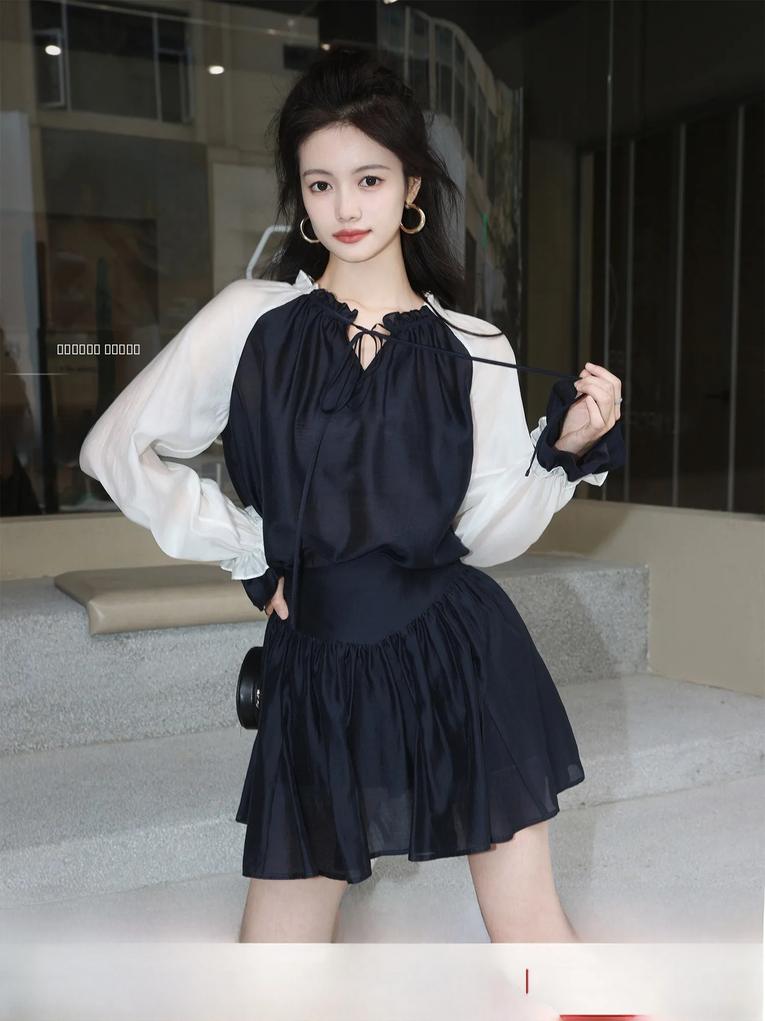 

Комплект женской летней одежды: юбка А-силуэта с контрастными вставками на плечах, плиссированная, из тюля, с оборками, и модный топ.