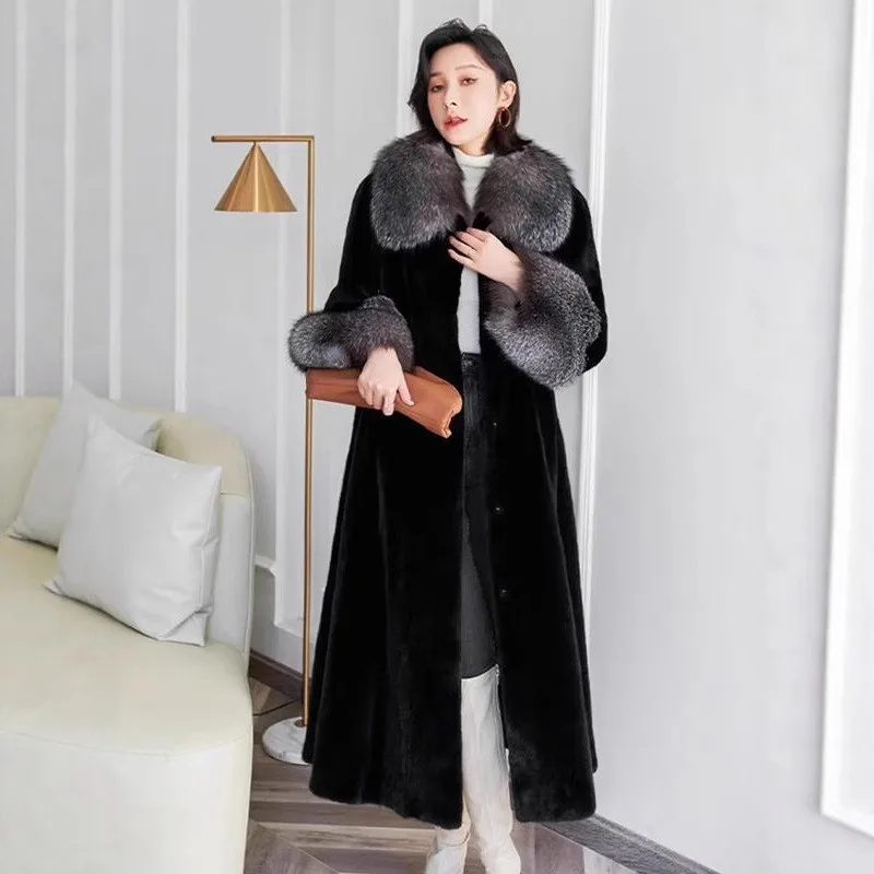 The new women's long fur coat with a collar and mixed are fashionable