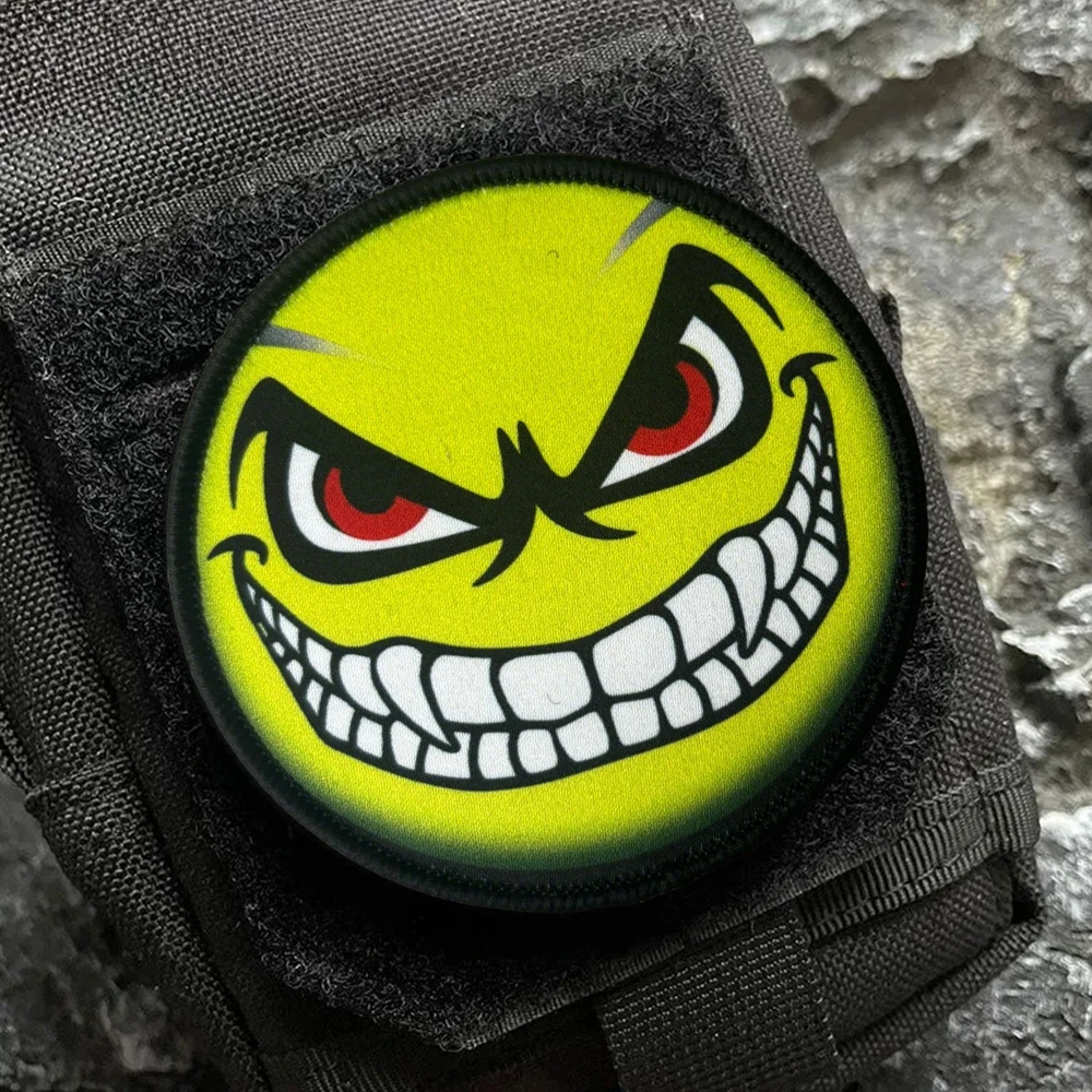 Parche táctico velcro smiley malvado – Moral para mochila y equipo - imagen 3
