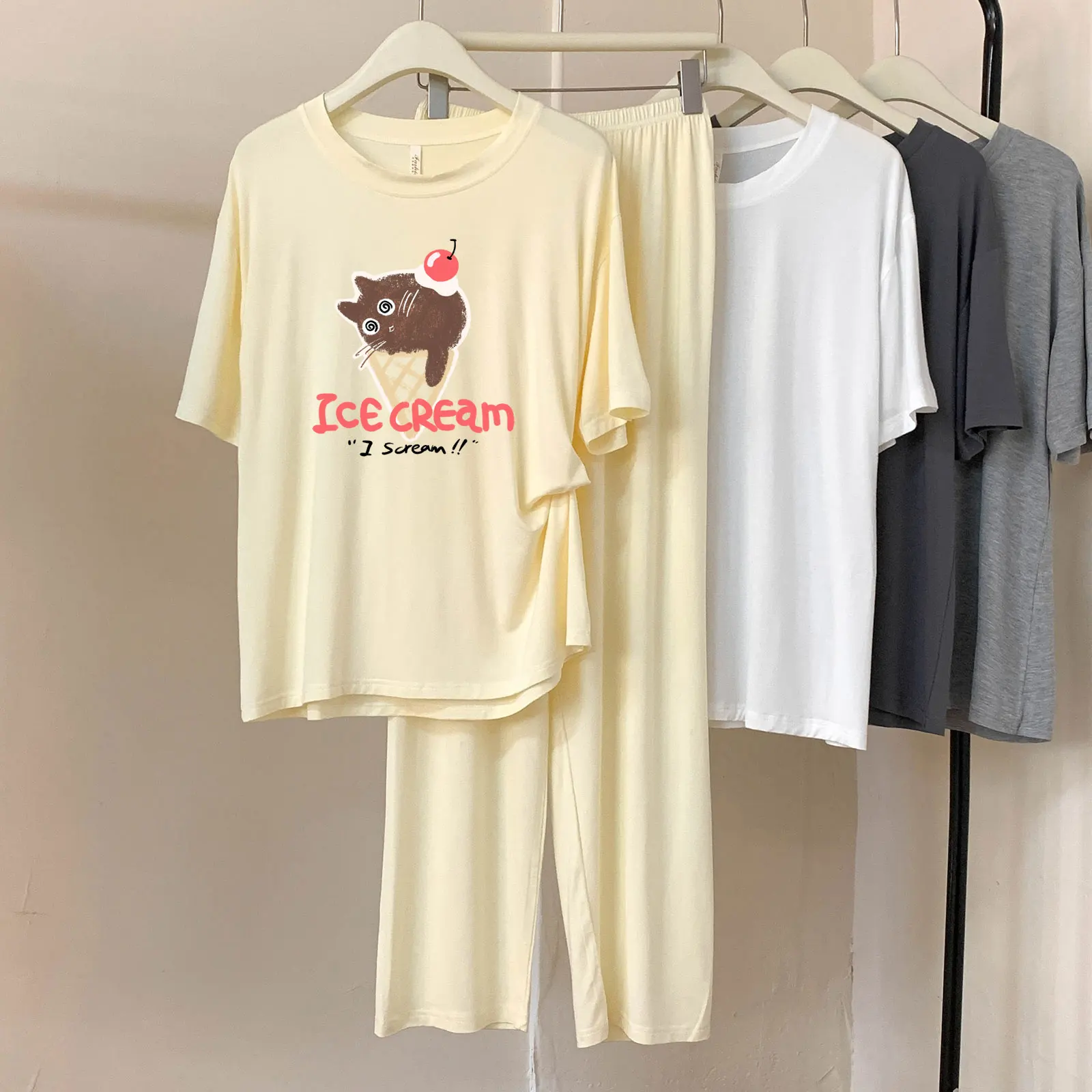 CC109 #     Conjunto de pijamas de dos piezas con estampado de dibujos animados de conejo y fresa para mujer, pantalones de manga corta de algodón Modal de longitud corta, primavera