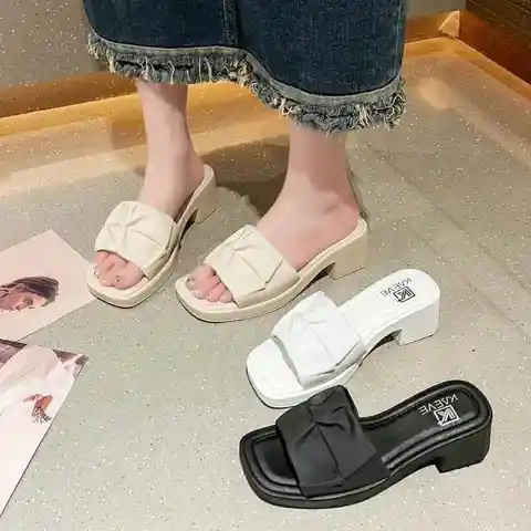 여성 여름 하이힐 슬리퍼 두꺼운 바닥 와이드 스트랩 야외 착용 가능한 다목적 슬립 온 신발 한국 스타일 홈 슬리퍼