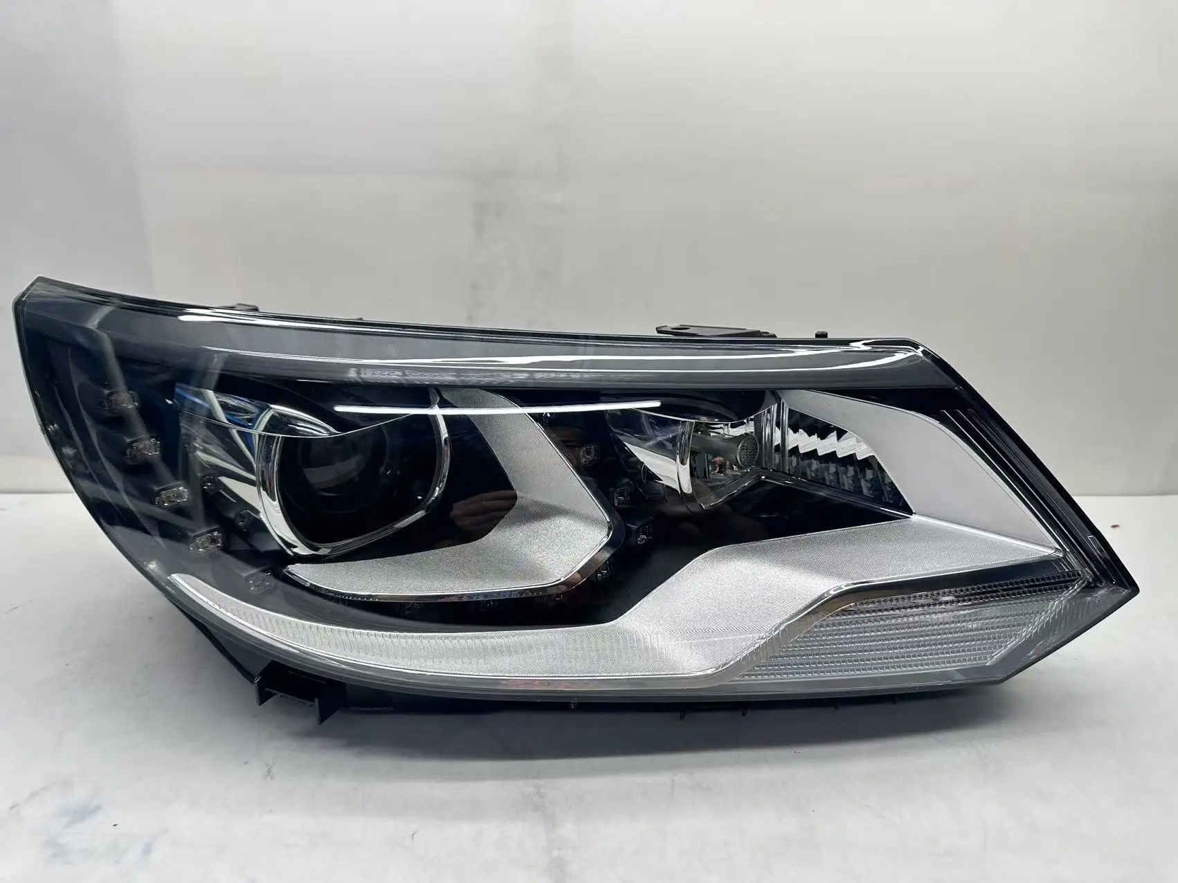 

Original Xenon Headlight for Volkswagen Tiguan 2013-2017 6000K Color 12V Factory Direct Sale Wholesale Automotive Headlamp