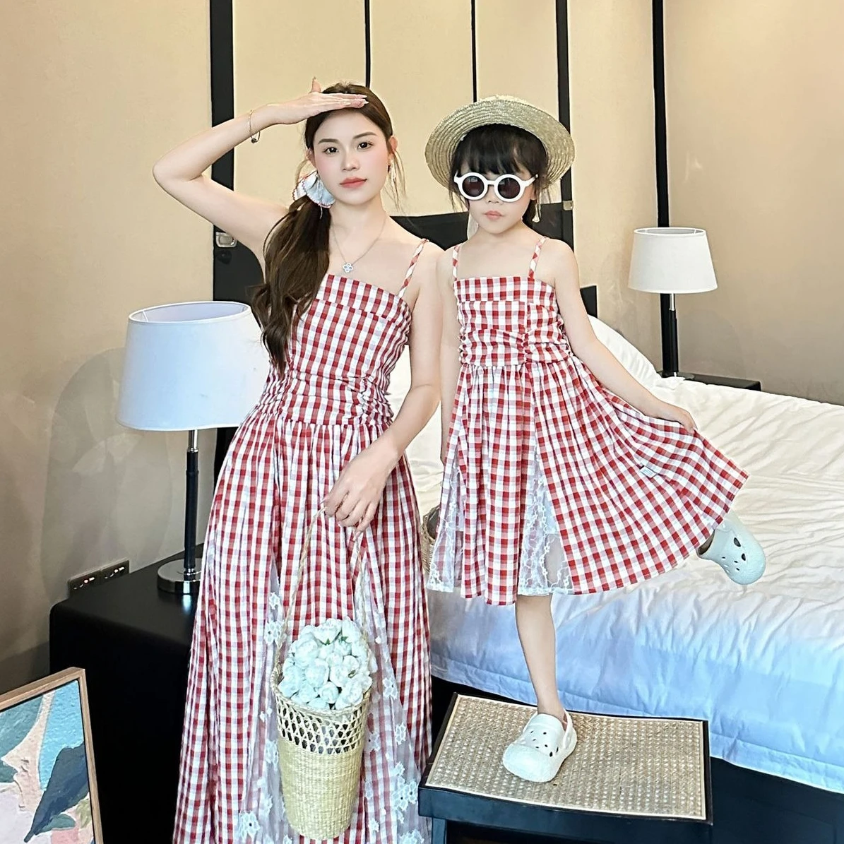 New Family Matching Outfits for Couples Mother Daughter Holiday Dresses Coat Dad Son Tee Shirt Korea Sister Brother Clothes  567