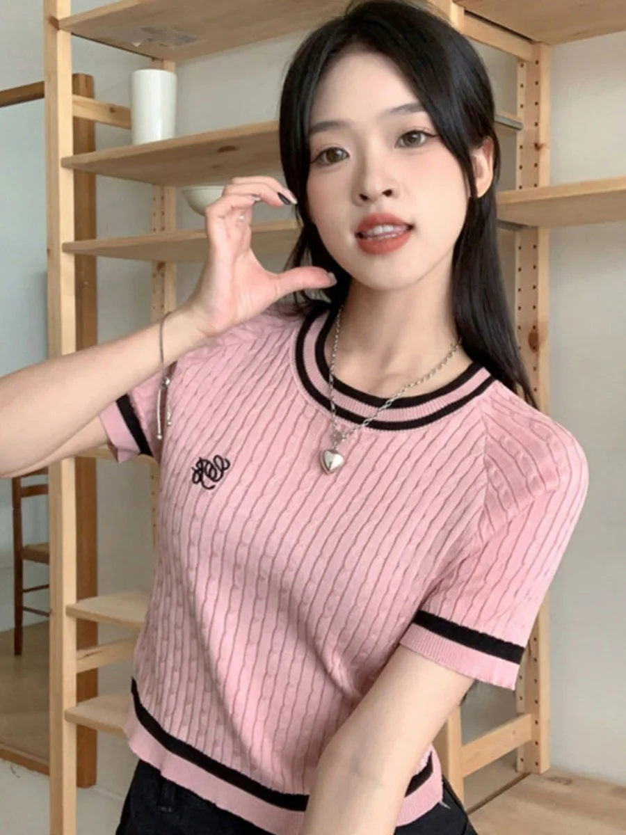 

Женский летний модный трикотажный топ Slim Fit с коротким рукавом в студенческом стиле, с контрастной вышивкой, очаровательный, укороченный, с открытыми плечами