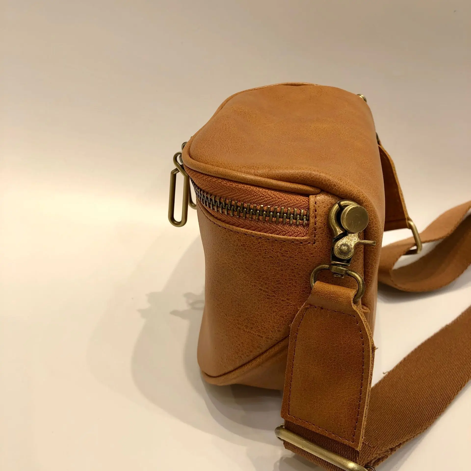 

Vintage Handcrafted Genuine Top-Grain Cowhide Shoulder Crossbody Bag for Women High Quality Chest Saddle Bag