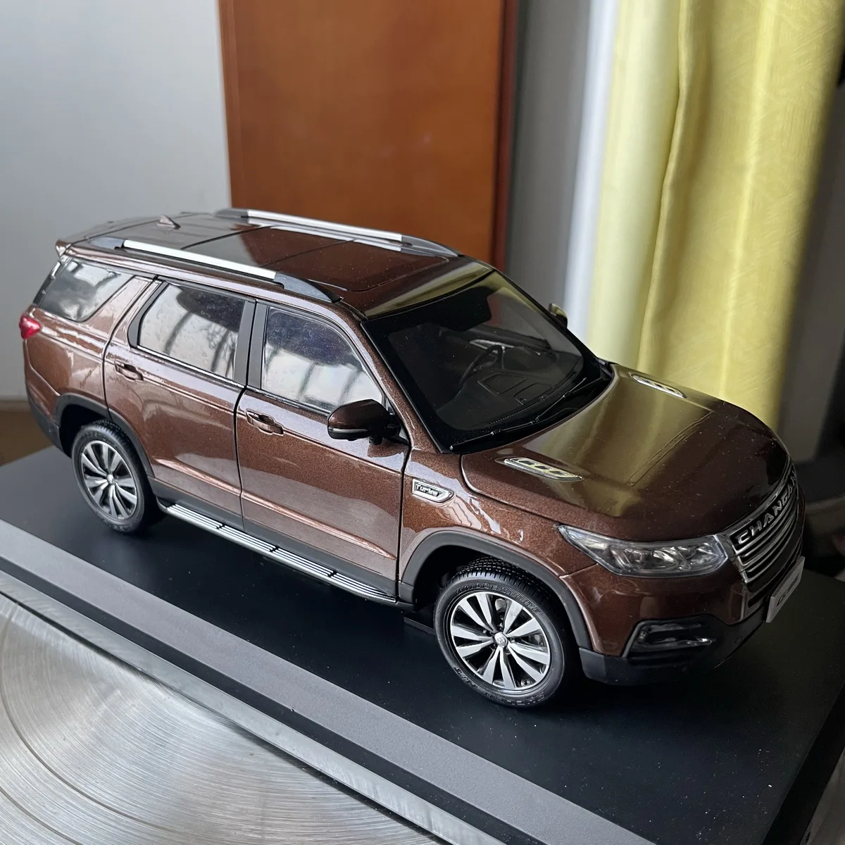 

Модель автомобиля из сплава CS95, украшение CCAG, металлическая копия кубическим отверстием, коллекционная коллекция для взрослых, подарок для мальчиков, коричневый, серый, 2017:1-18