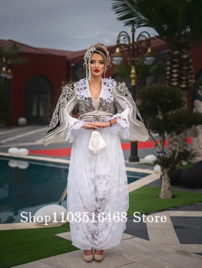 Traditionelles algerisches Hochzeitskleid mit silberner Stickerei, Applikationen und Spitze, arabisches Brautkleid, maßgeschneidertes formelles Kleid für Hochzeitsfeiern