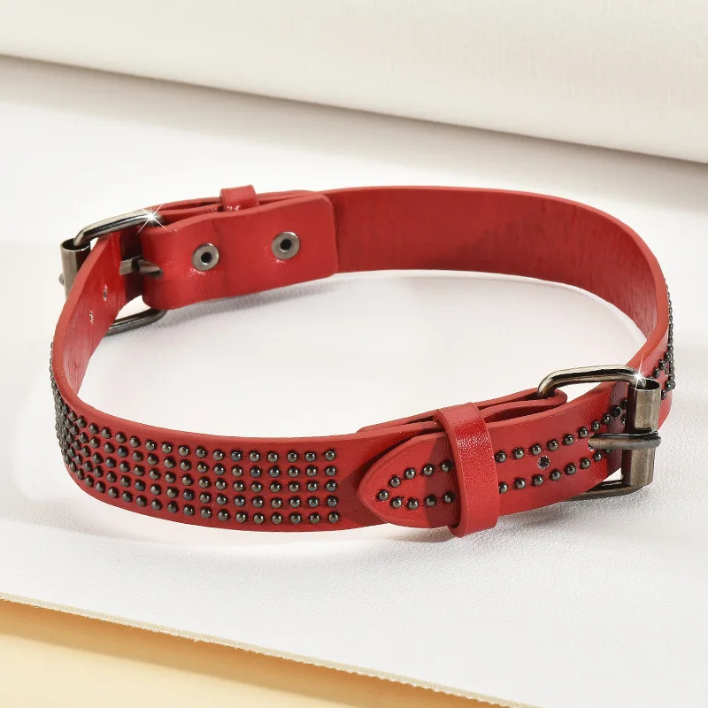 

2025, a red leather necklace with a niche design featuring heavy metal rivets and a detachable leather bracelet