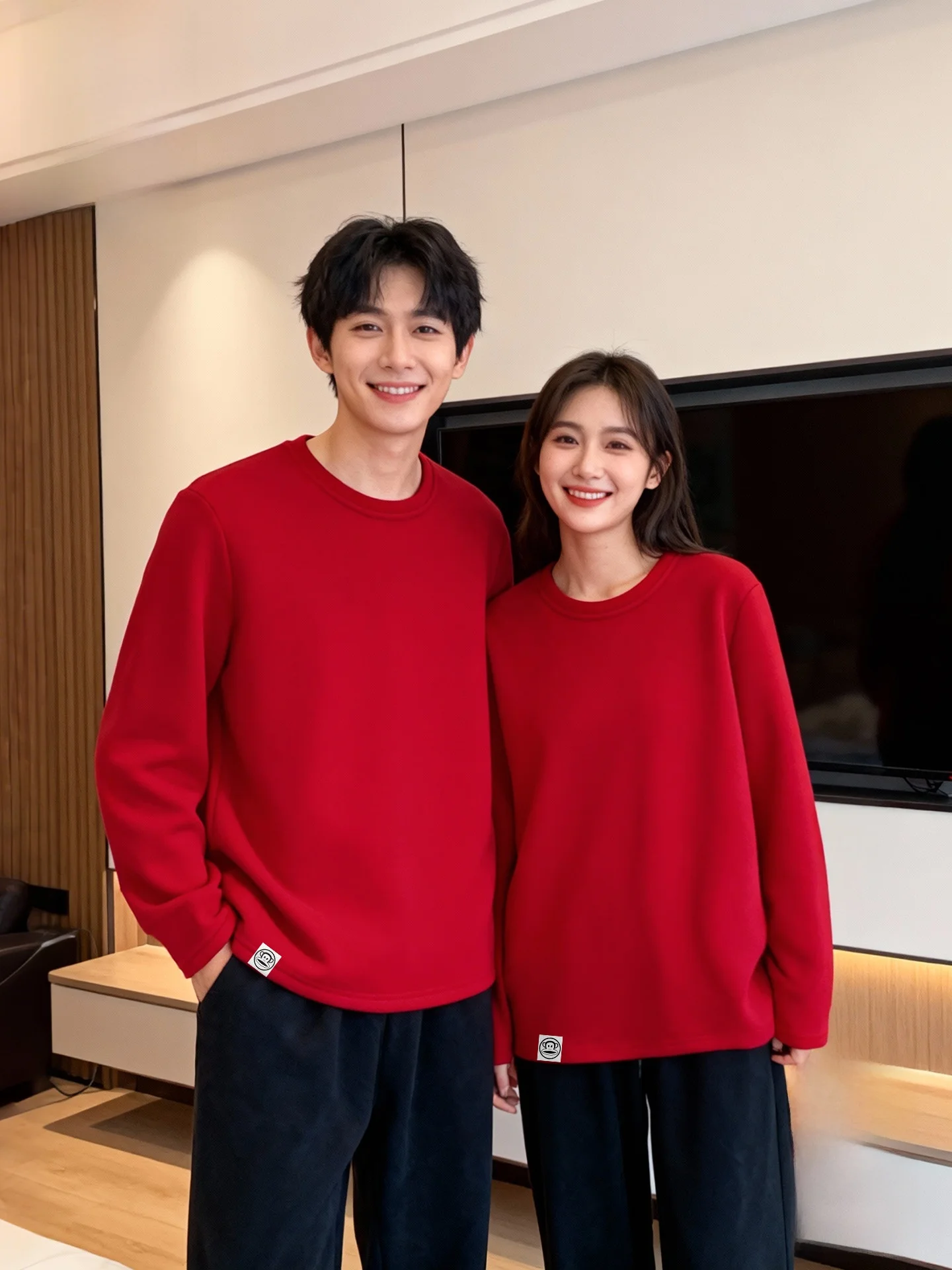 

Теплая утолщенная мужская футболка с красным основным цветом, зимняя, молодежная, модная, для дома и повседневной носки, с принтом логотипа бренда, низкий круглый вырез.