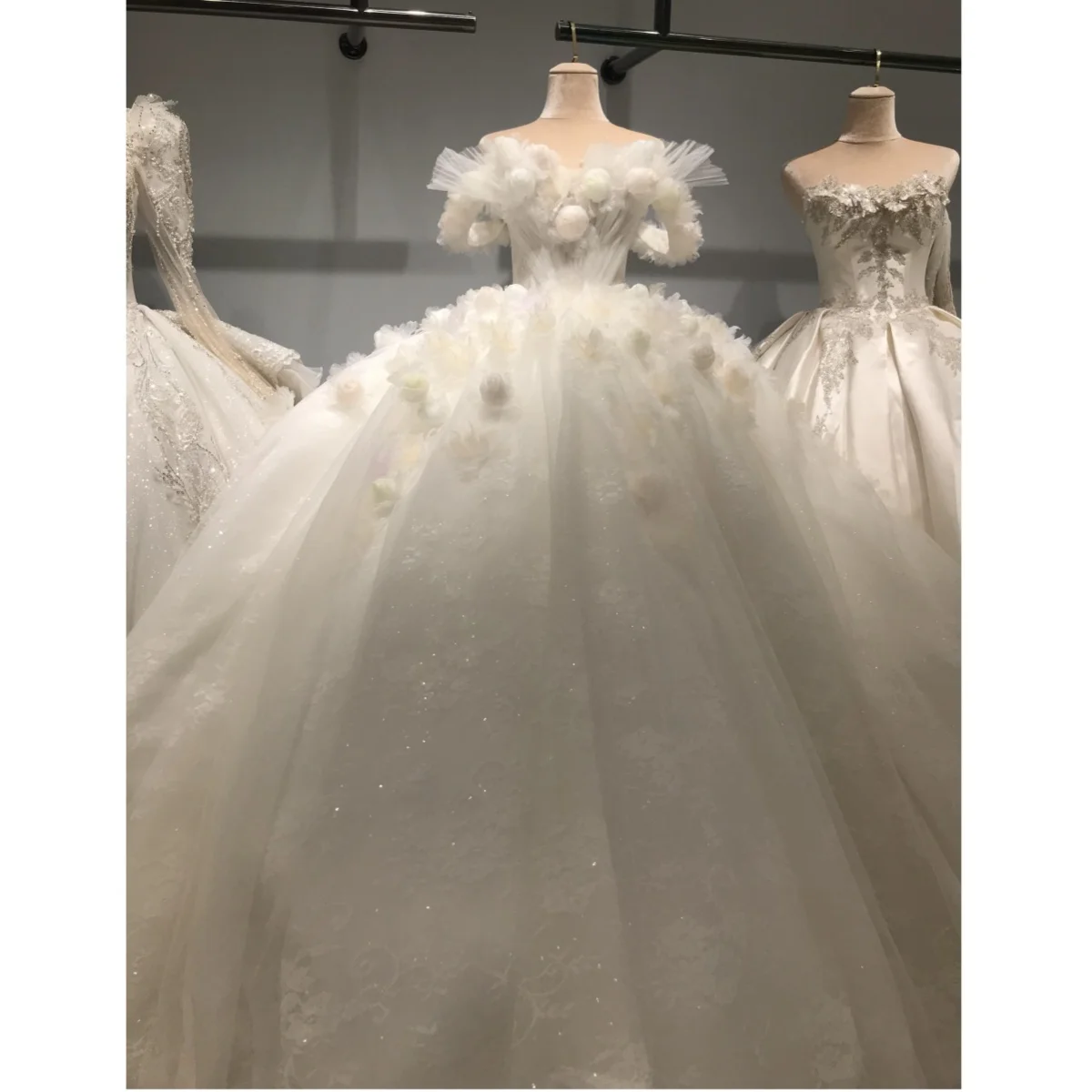 

Kisswhite LTT Collection Индивидуальные 3d цветы 2026 Блестящее бальное платье для невесты