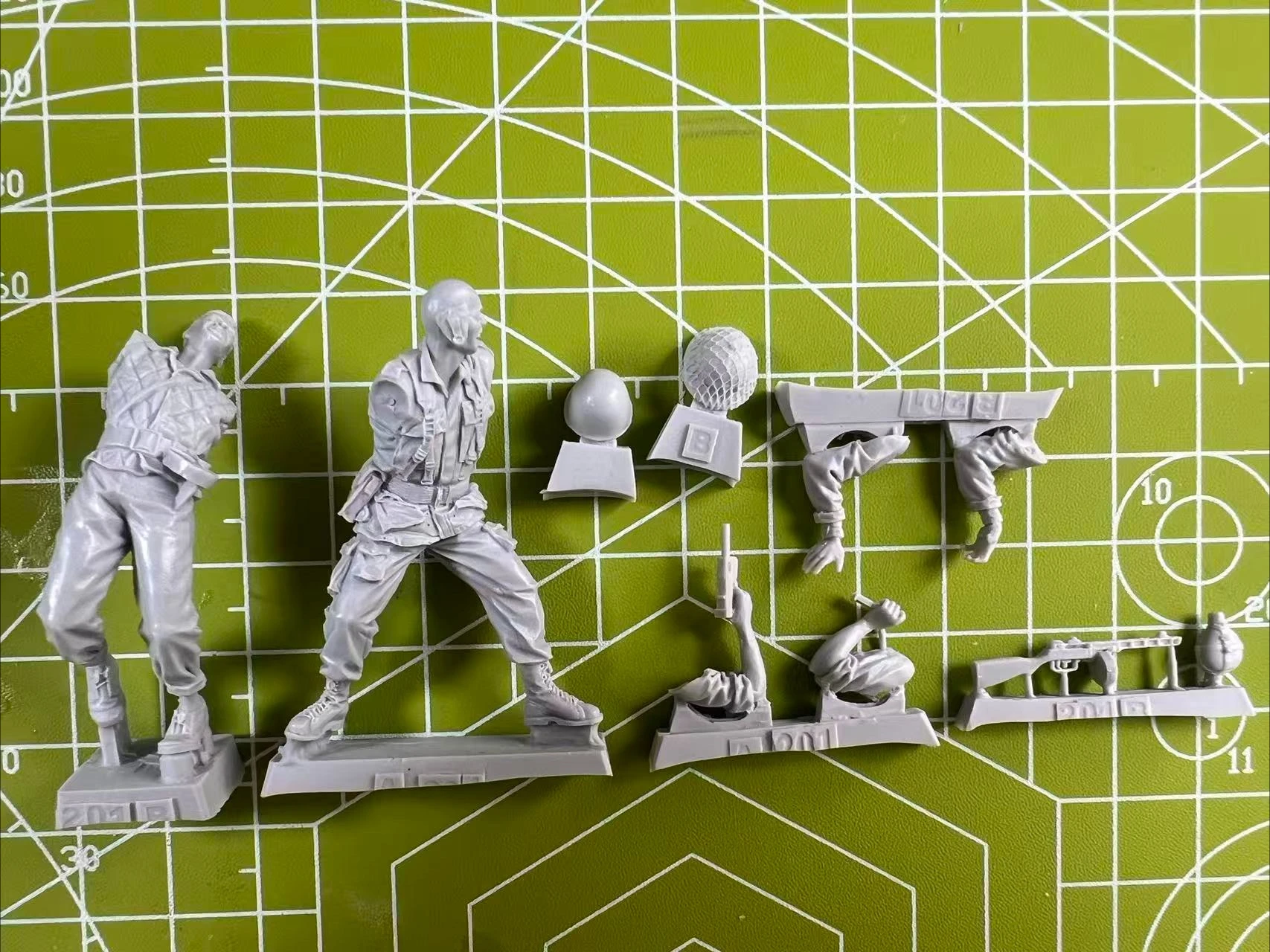 Precision 1/35 Casting Resin Model World War II Soldier Model 2-person Scene Model Toy Unpainted