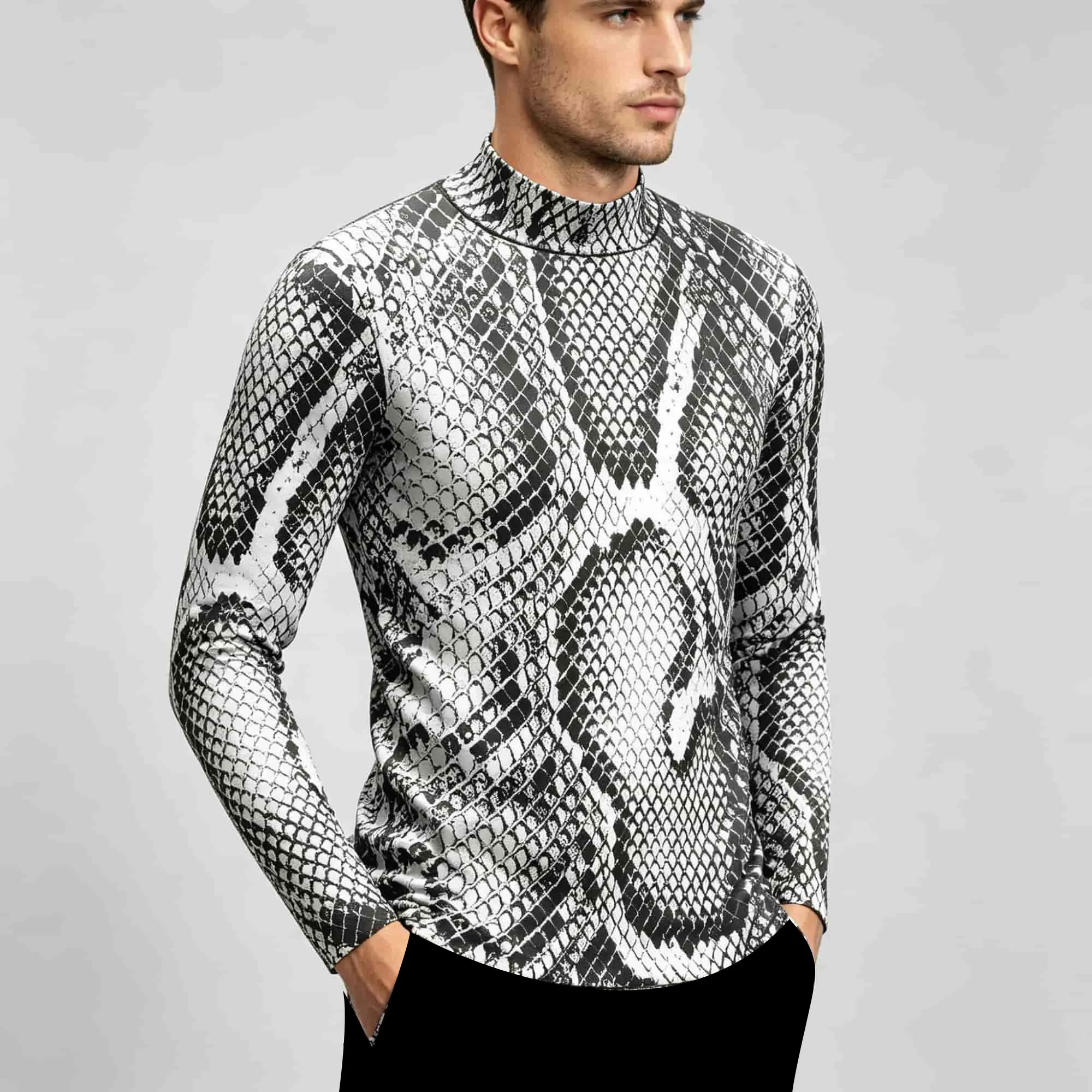 T-shirt à manches longues et col montant pour homme, motif serpent d'inspiration animale, style audacieux, thème festival chic, style urbain.