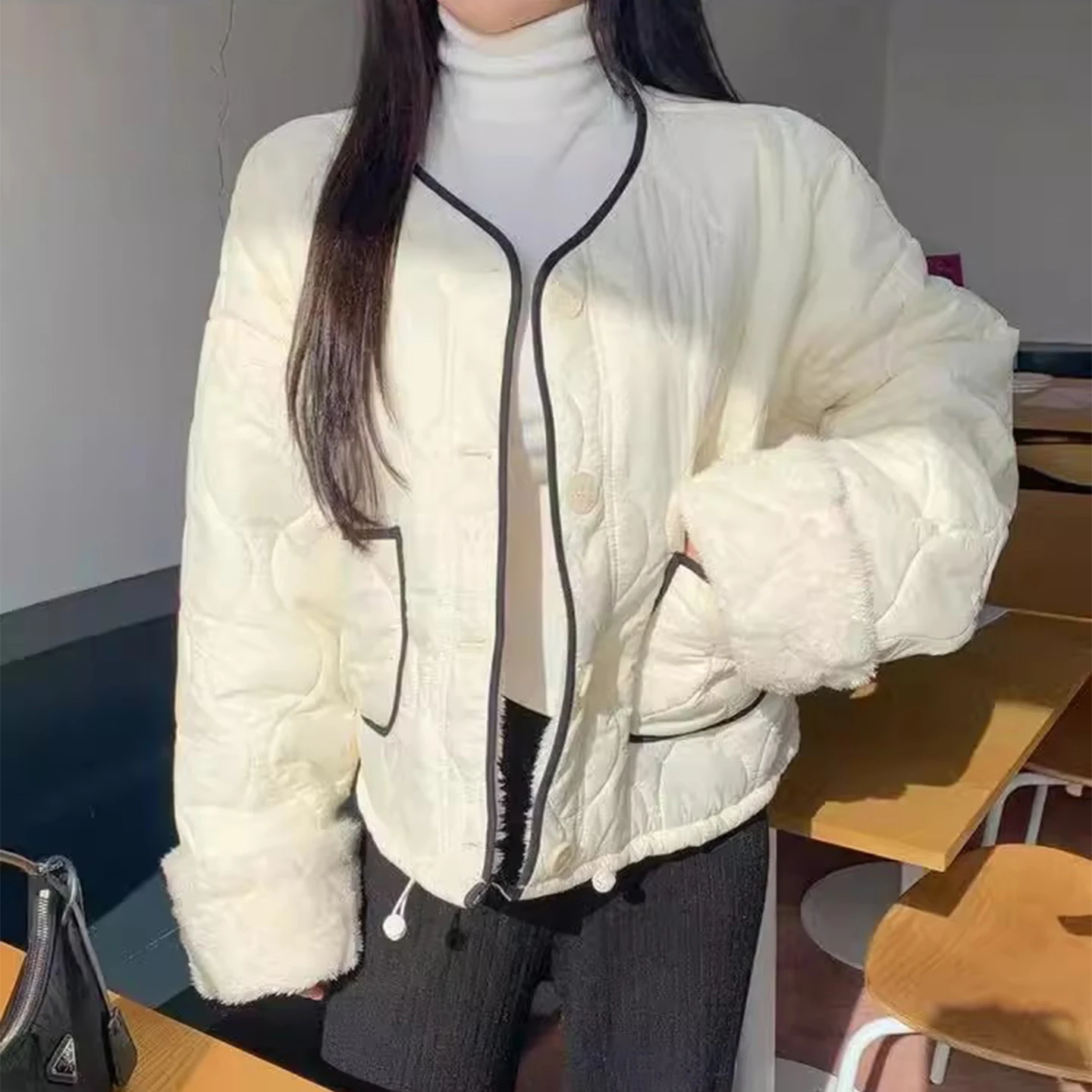 เสื้อโค้ทผ้าฝ้ายทรงหลวม แขนยาว คอวี แต่งขอบสีตัดกันสไตล์เรโทร สำหรับผู้หญิง รุ่นใหม่สำหรับฤดูหนาว พร้อมเชือกผูกเอว