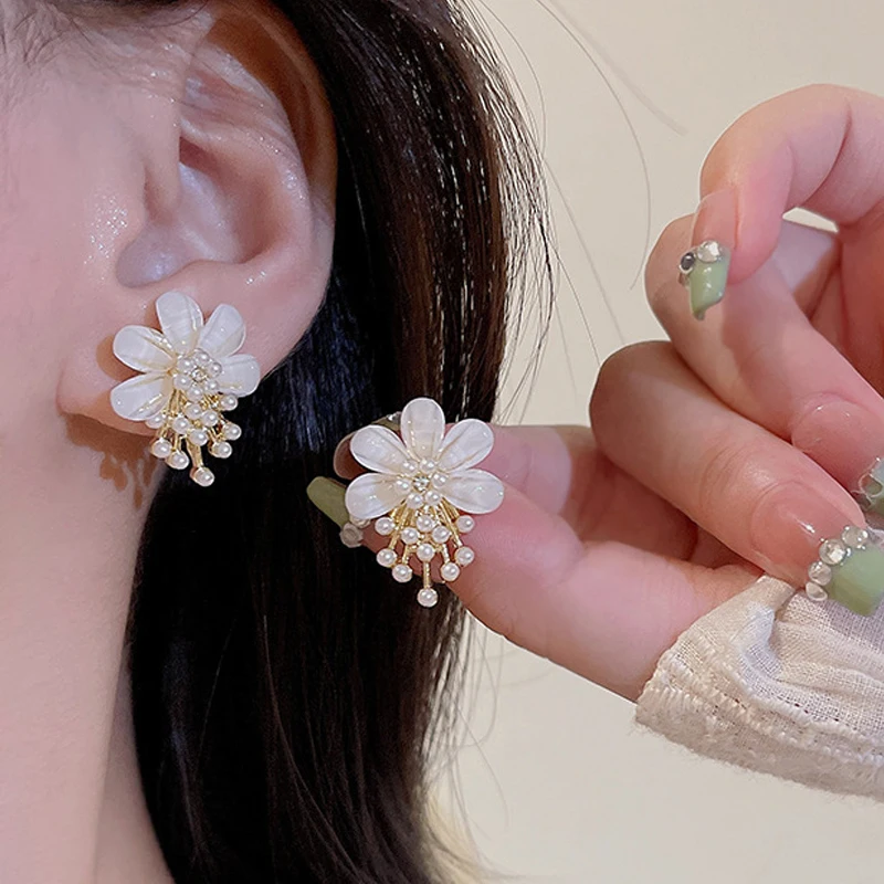 Sweet Cute Flower Stud Earrings White Mini Imitation Pearl Acrylic Petal Floral Earrings for Women Party Trendy Korean Jewelry
