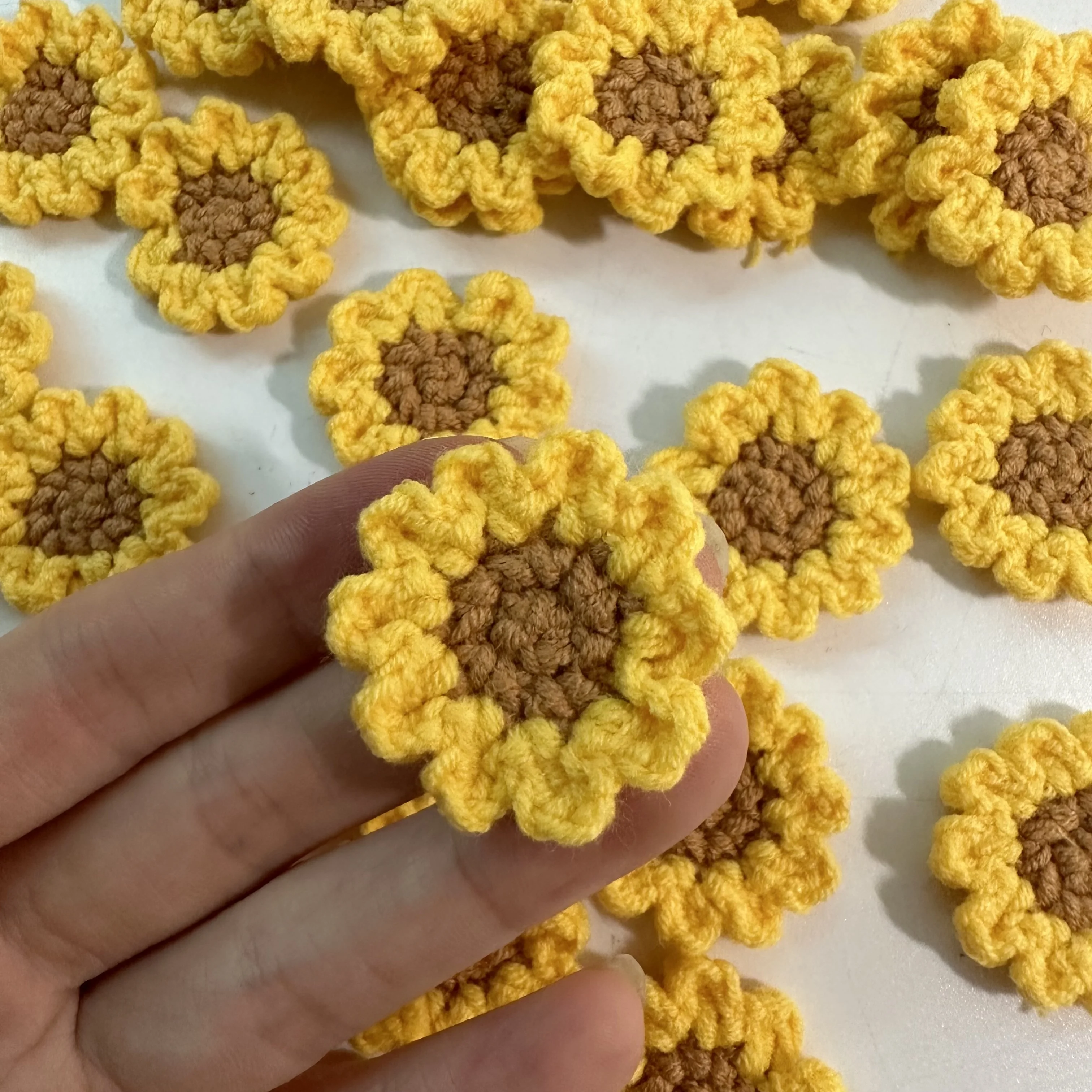 10pcs/Lot Handmade 3CM Hand Knitt Crochet Sunflower 3D Flower Knitted Quilt Applique Patch Craft Ornament DIY Hairpins Hat Decor