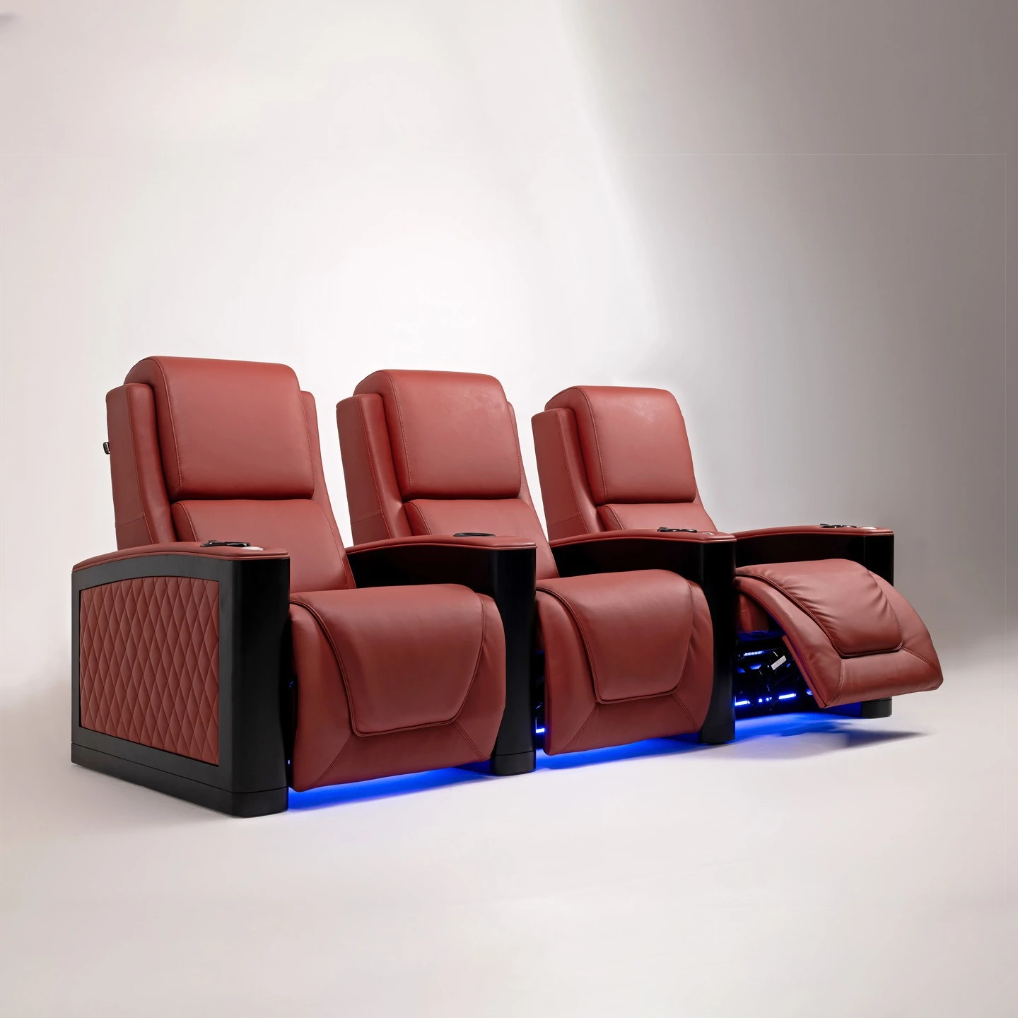 غرفة الصوت والفيديو للسينما، والأريكة الكهربائية، والسينما الجلدية لثلاثة أشخاص، وقاعة الأفلام والتلفزيون