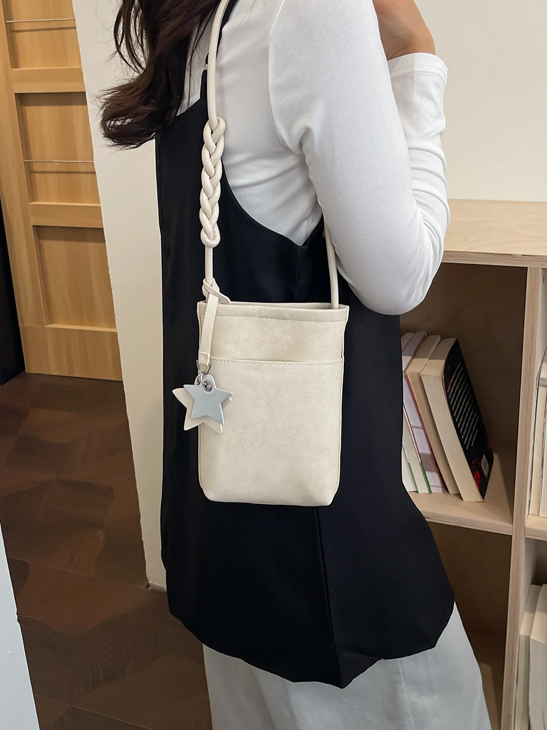bolsa-transversal-feminina-casual-minimalista-vertical-com-alca-Unica-bolsa-para-celular-com-decoracao-de-estrela-pendu
