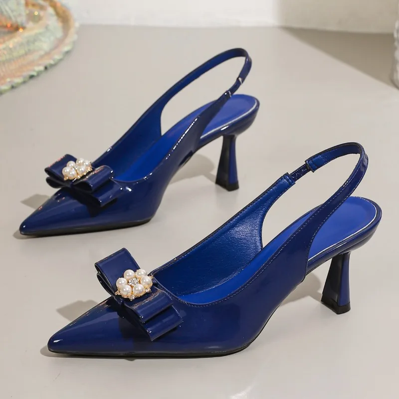 

Новинка, босоножки на каблуке с жемчужным бантом, женские модные туфли-лодочки из лакированной кожи с острым носком, элегантные свадебные туфли на каблуке с открытой пяткой