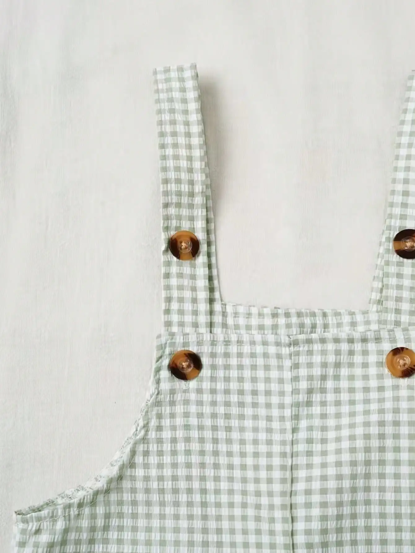 Kleines Mädchen-Set mit kariertem, knopfverschlossenem, ärmellosem Jumpsuit und dicken Schulterträgern, Kinderkleidung, Oberteil und Shorts, Outfit für Ba – Detail 9