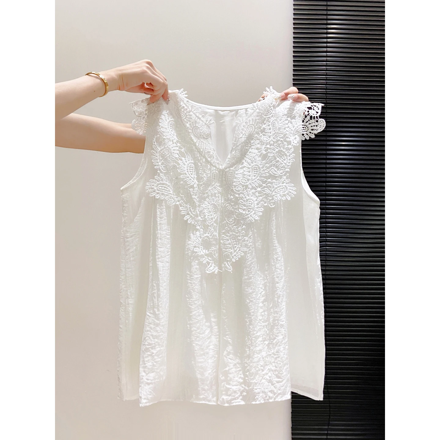 

Sleeveless Lace Blouse Women Summer New V-Neck Embroidered Waist Cinched White Shirt Elegant Office Lady Workwear Commuting Top