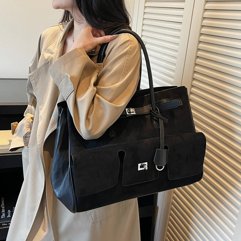 

Glamorous Ladies Tote Bag Metallic Faux Leather Shoulder Bag with Fringe Trim Suitable for Night Outs Parties and Shopping